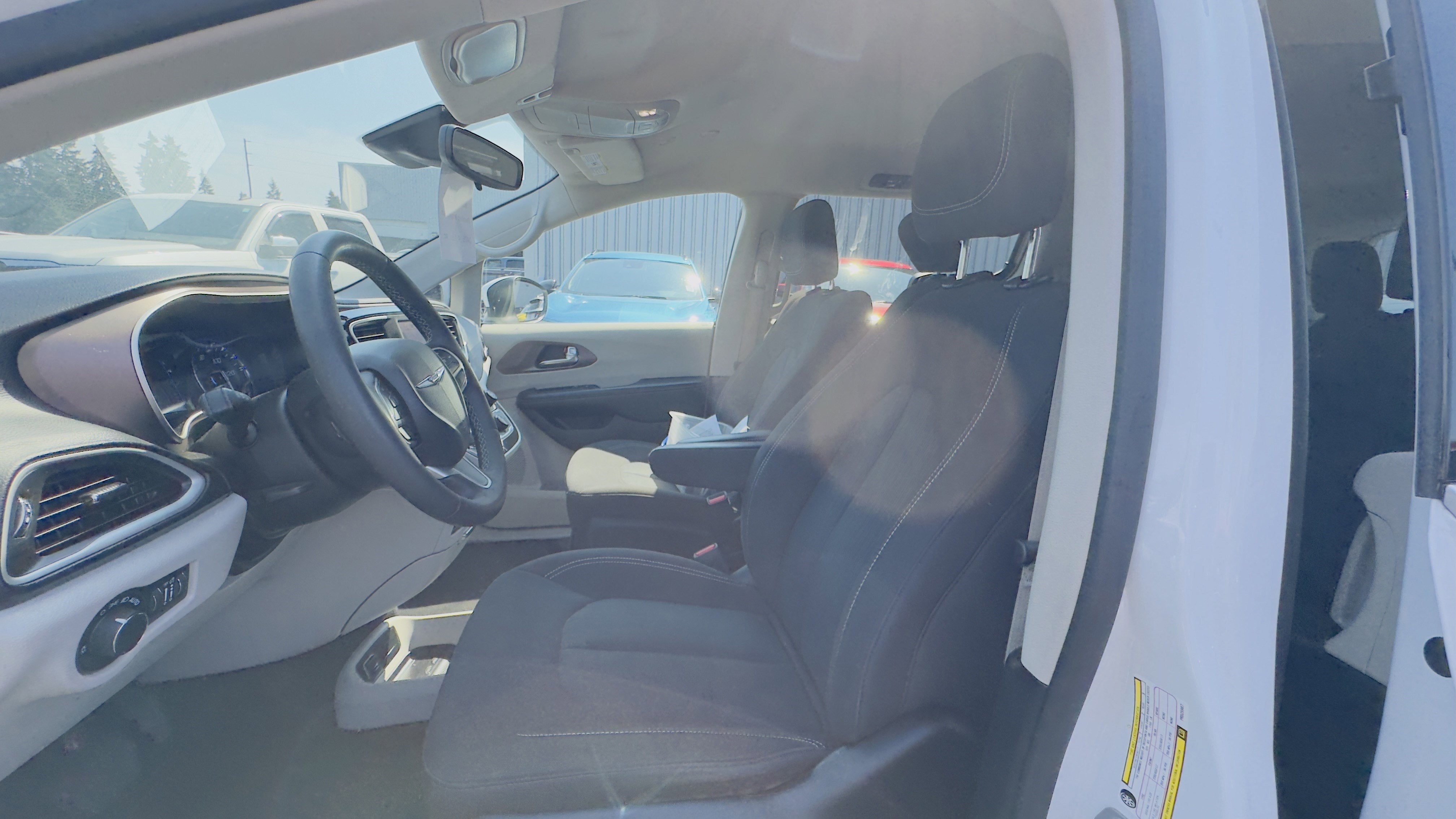 2023 Chrysler Voyager LX