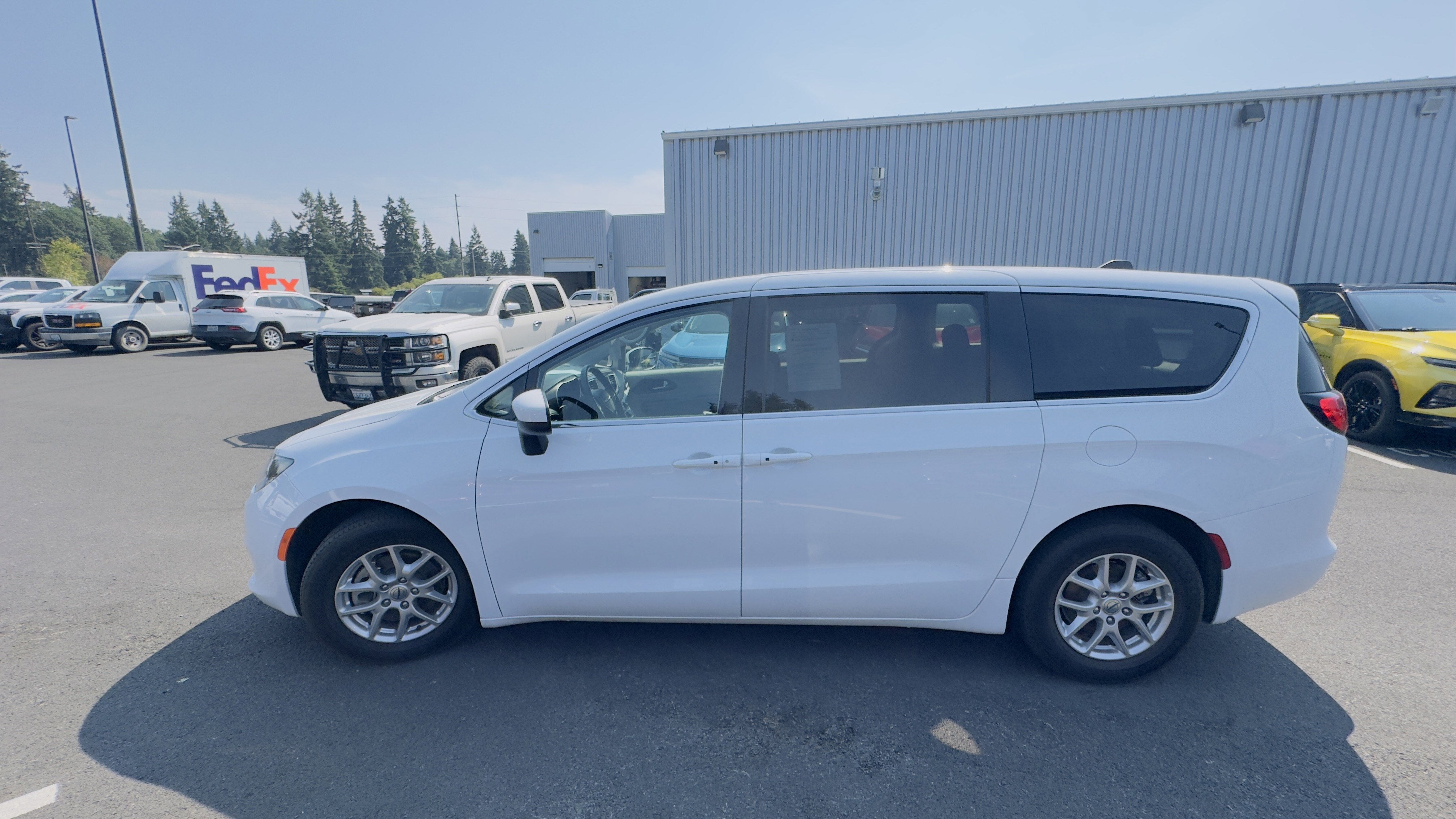 2023 Chrysler Voyager LX