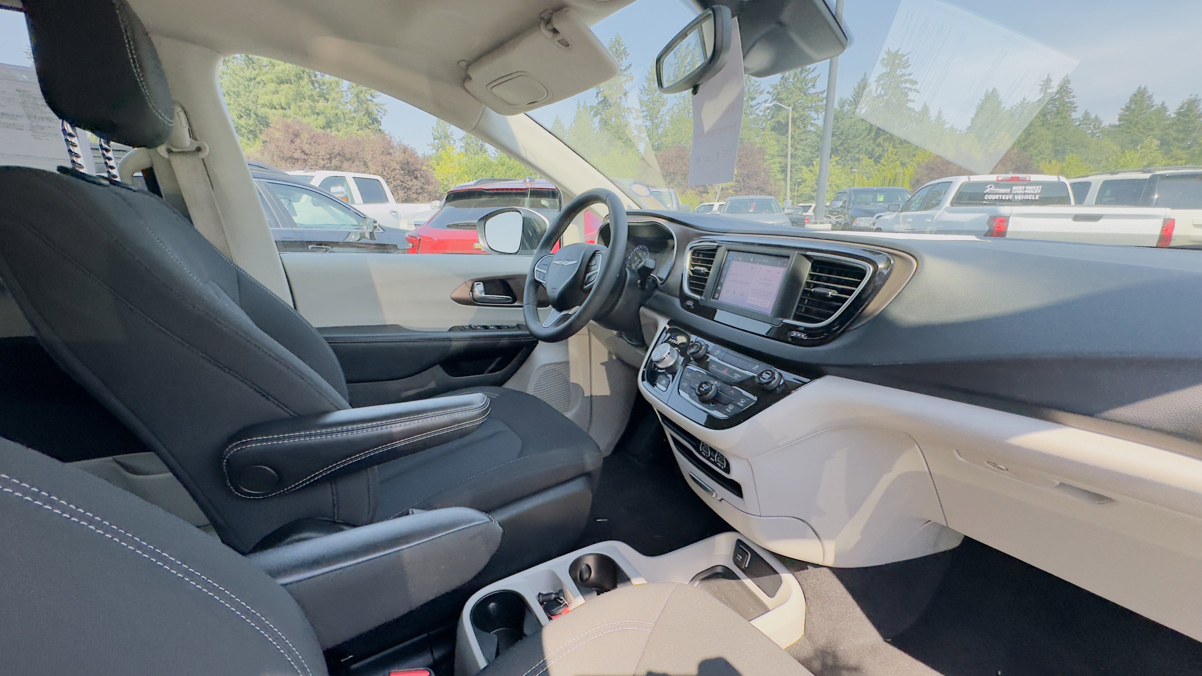 2023 Chrysler Voyager LX