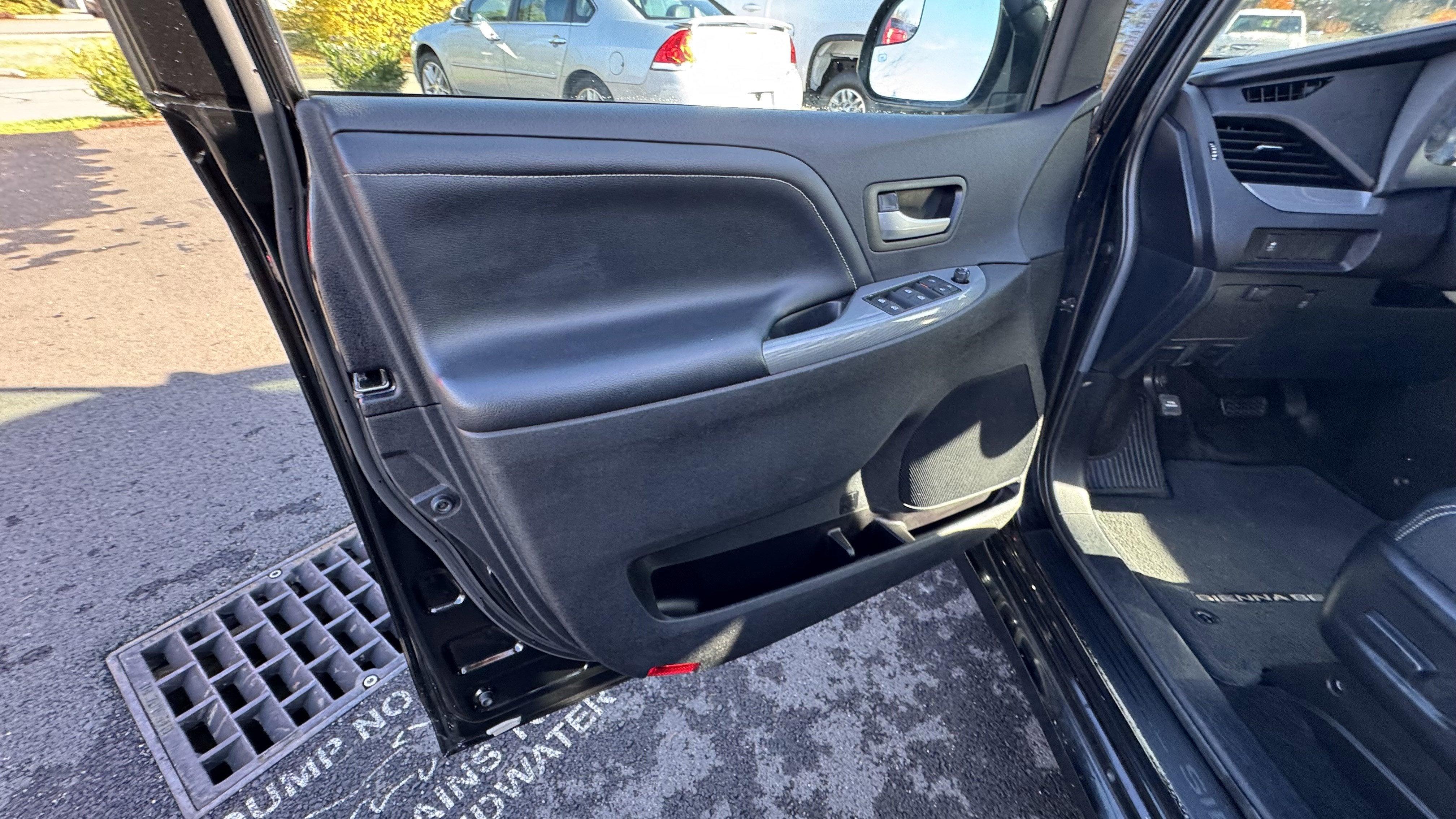 2015 Toyota Sienna SE 8 Passenger