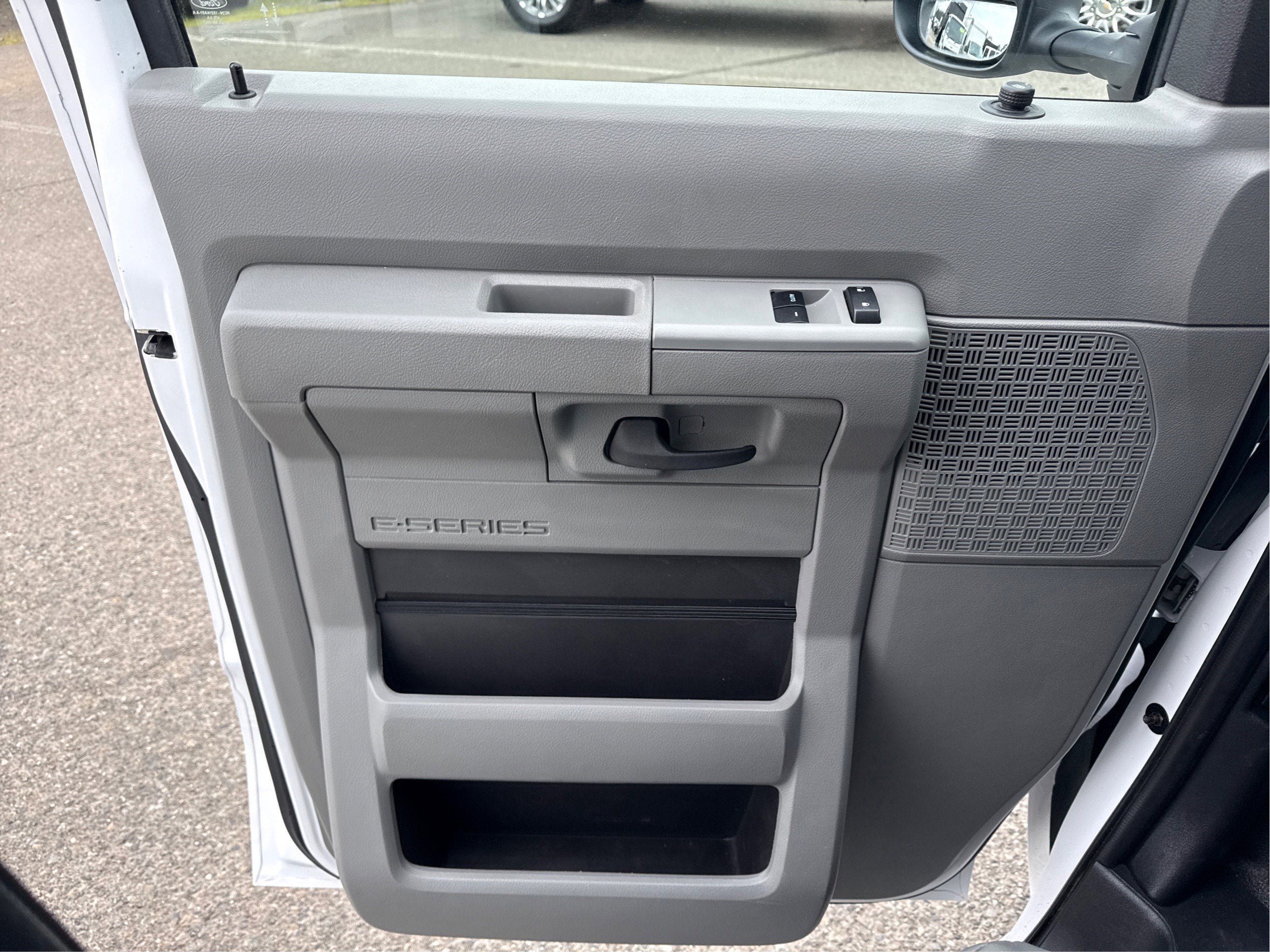 2022 Ford E-Series Cutaway E-350