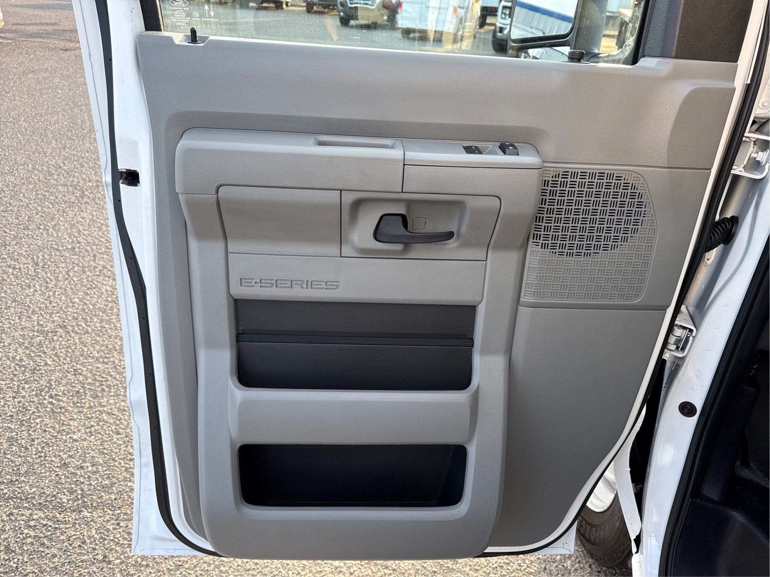 2023 Ford E-Series Cutaway E-350