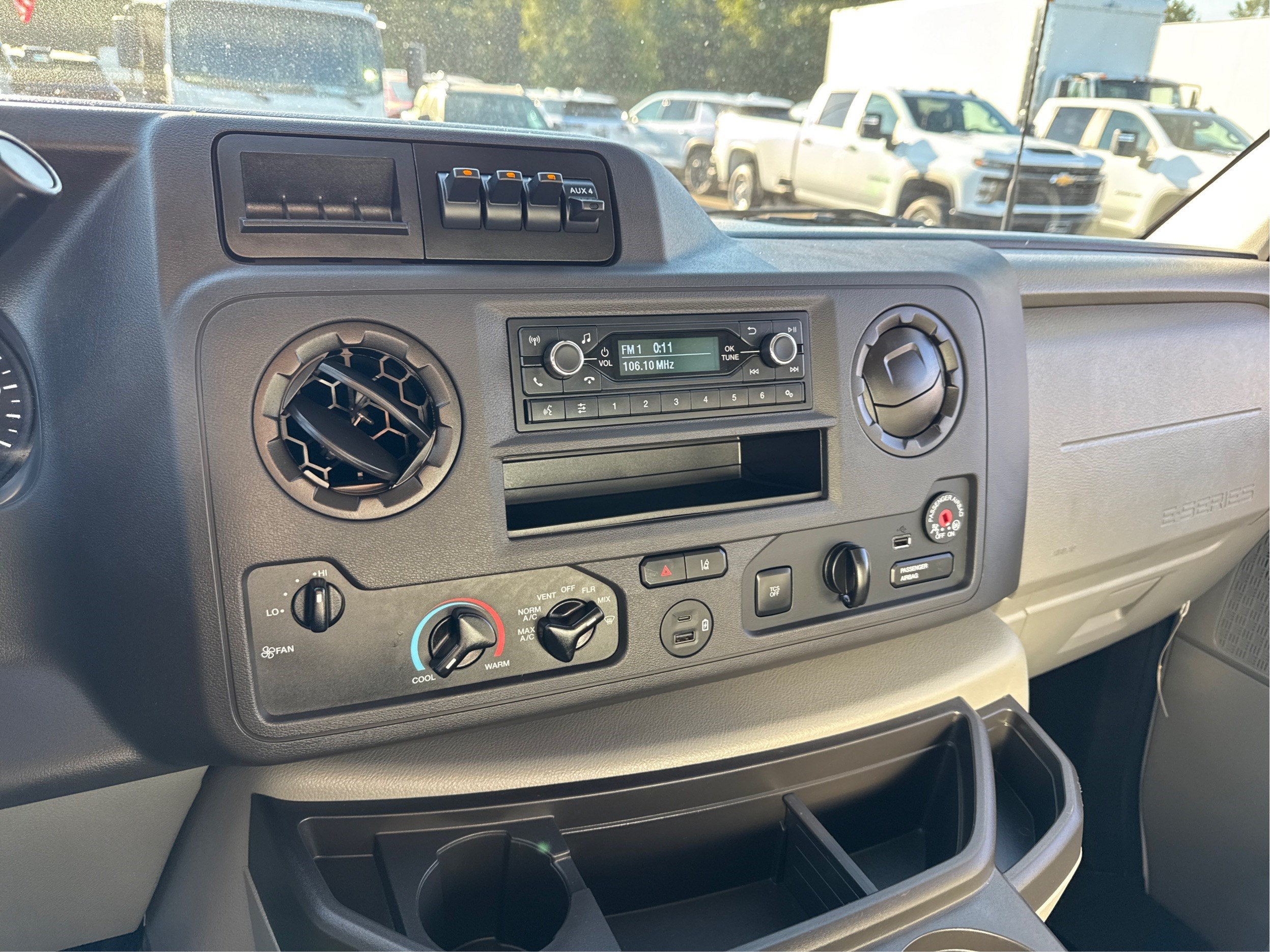 2023 Ford E-Series Cutaway E-350