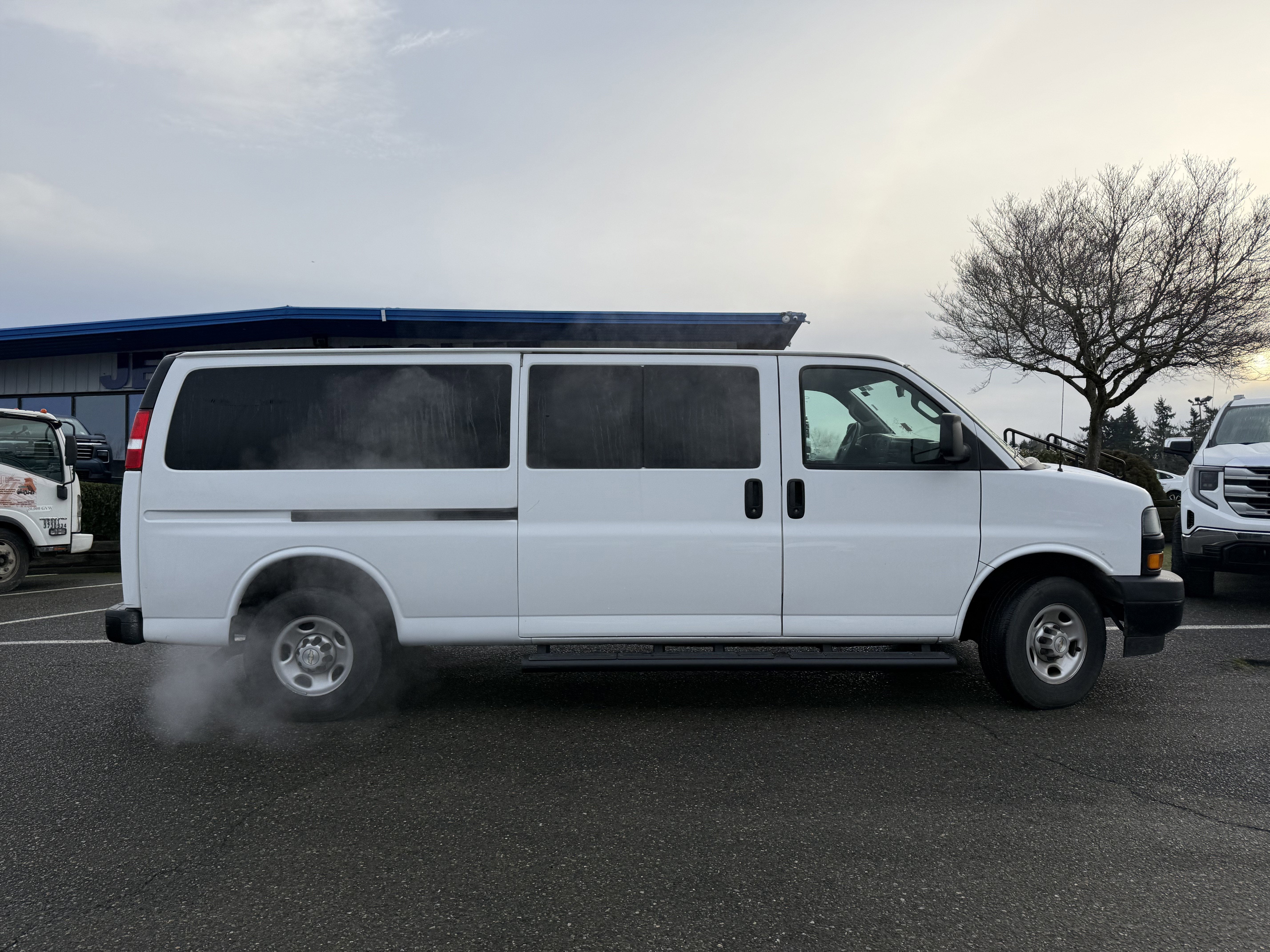 2023 Chevrolet Express Passenger 3500 1LS