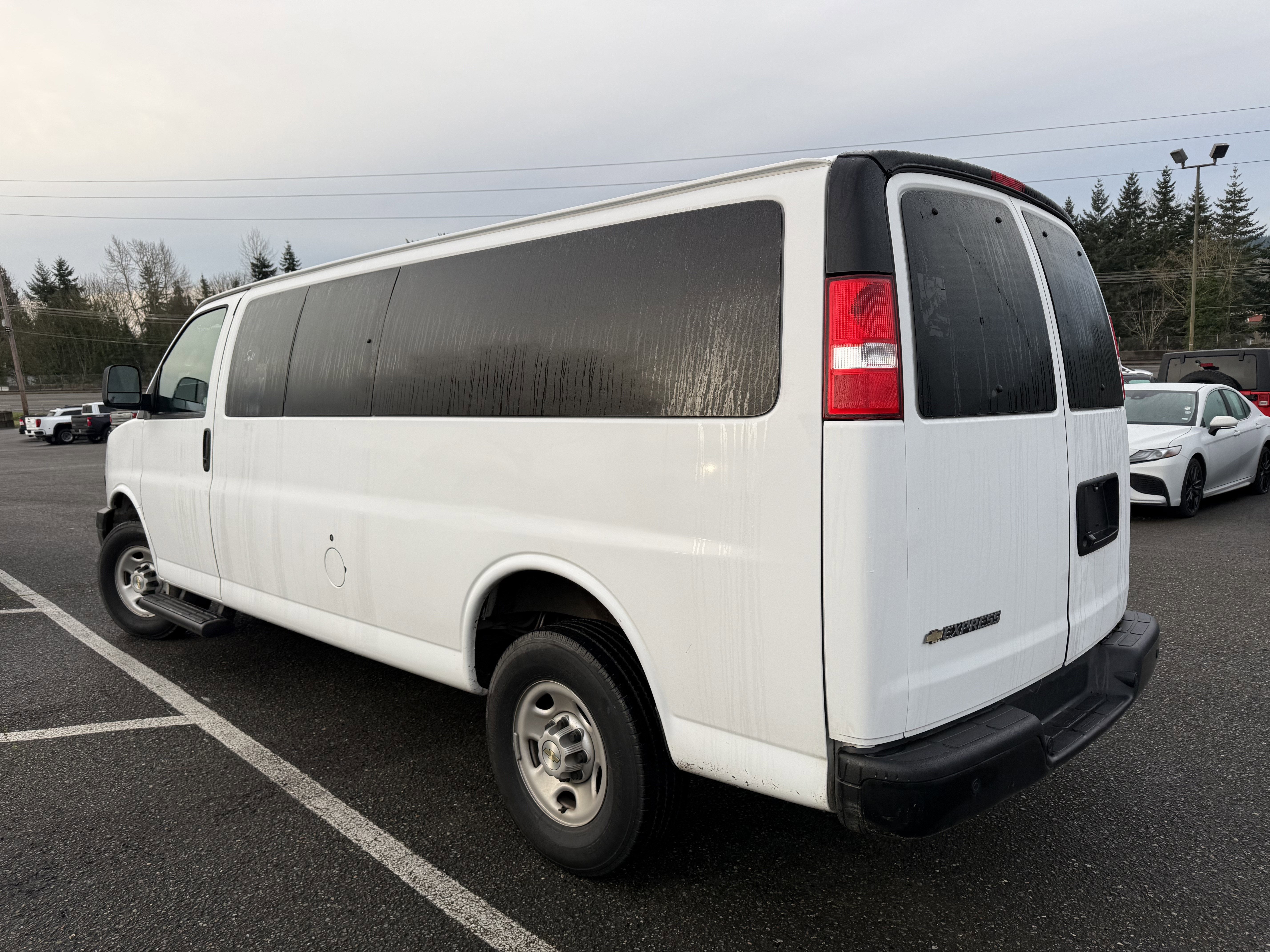2023 Chevrolet Express Passenger 3500 1LS