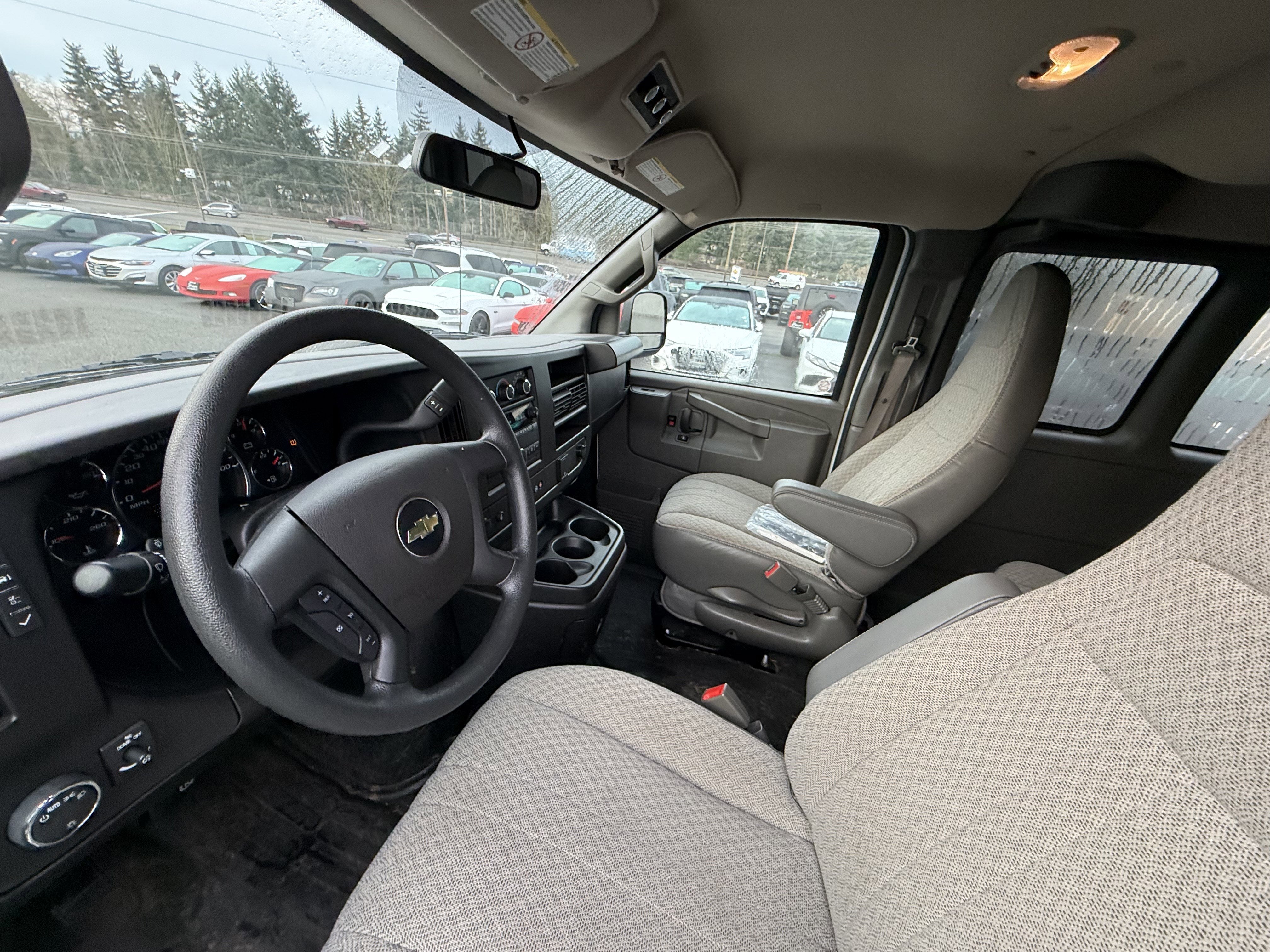 2023 Chevrolet Express Passenger 3500 1LS