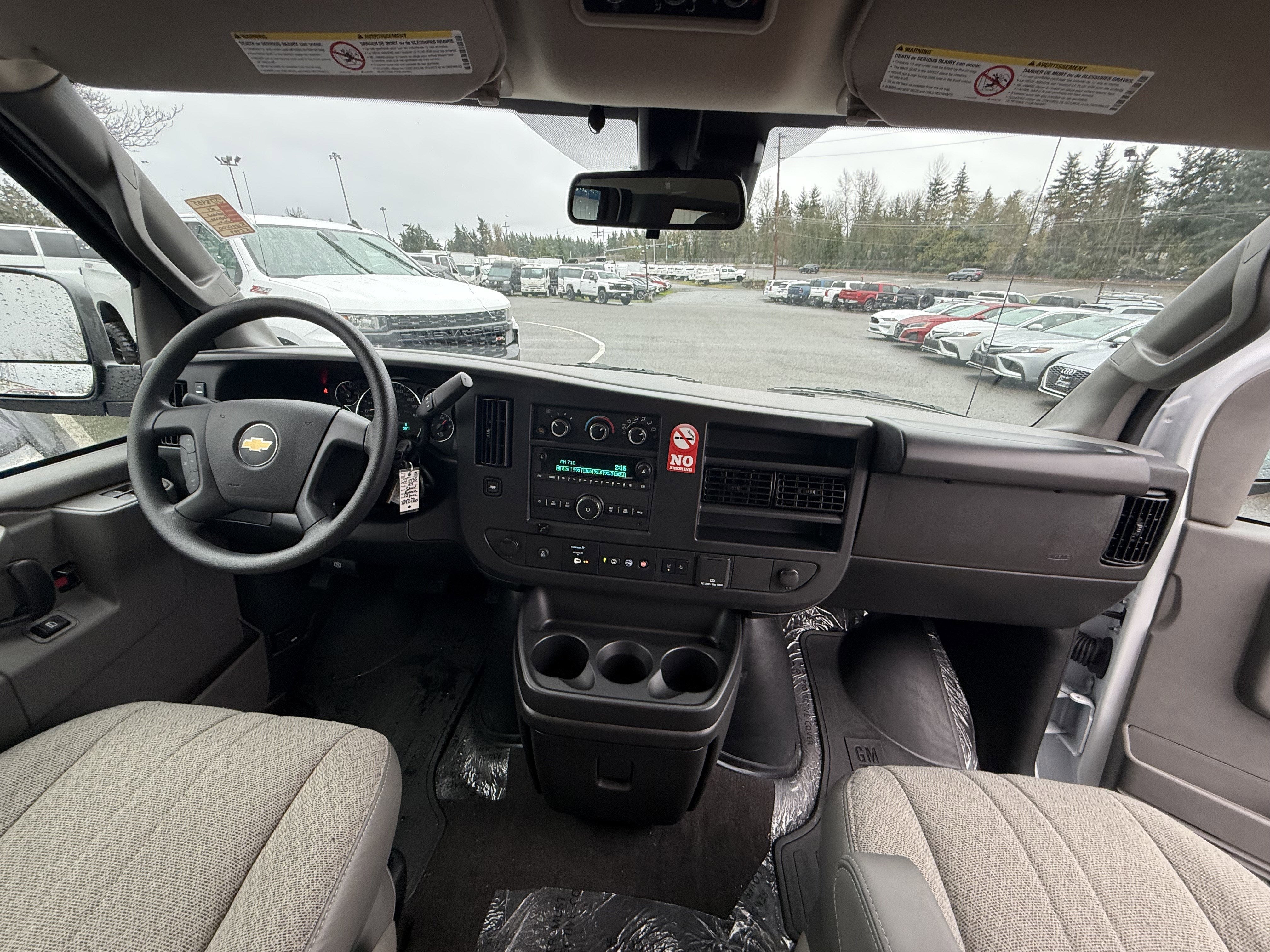 2024 Chevrolet Express Passenger 3500 1LT