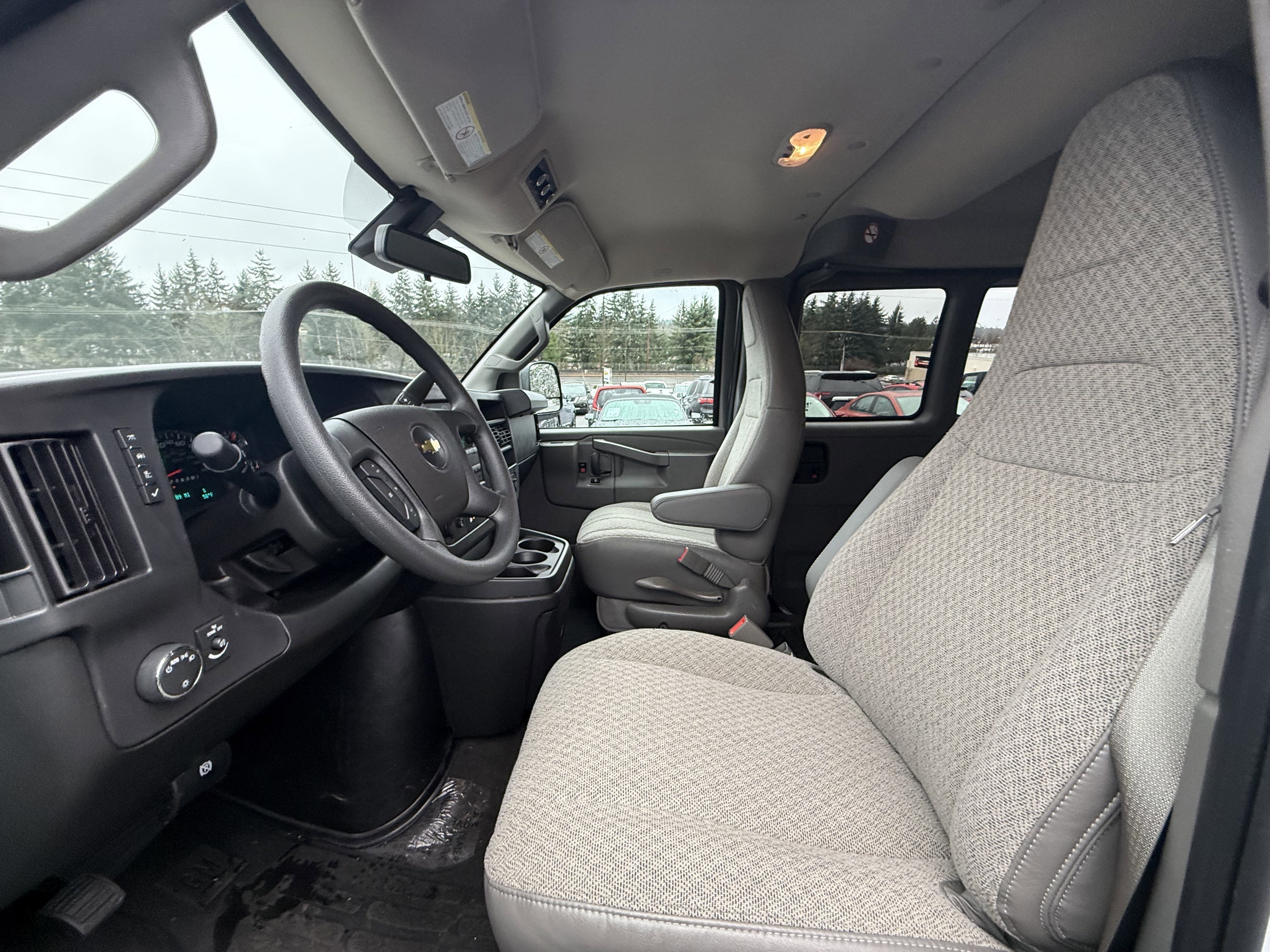 2024 Chevrolet Express Passenger 3500 1LT
