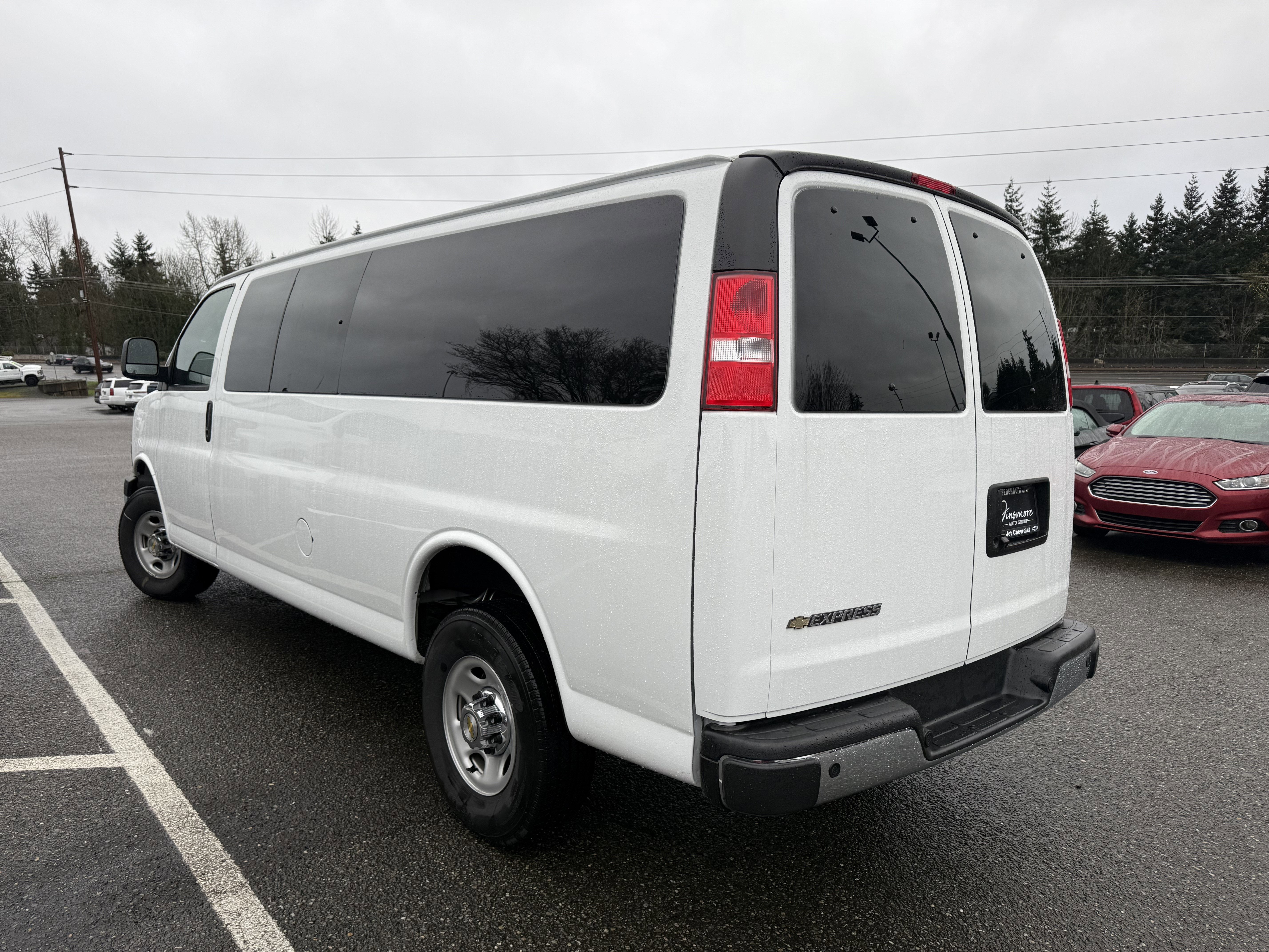 2024 Chevrolet Express Passenger 3500 1LT