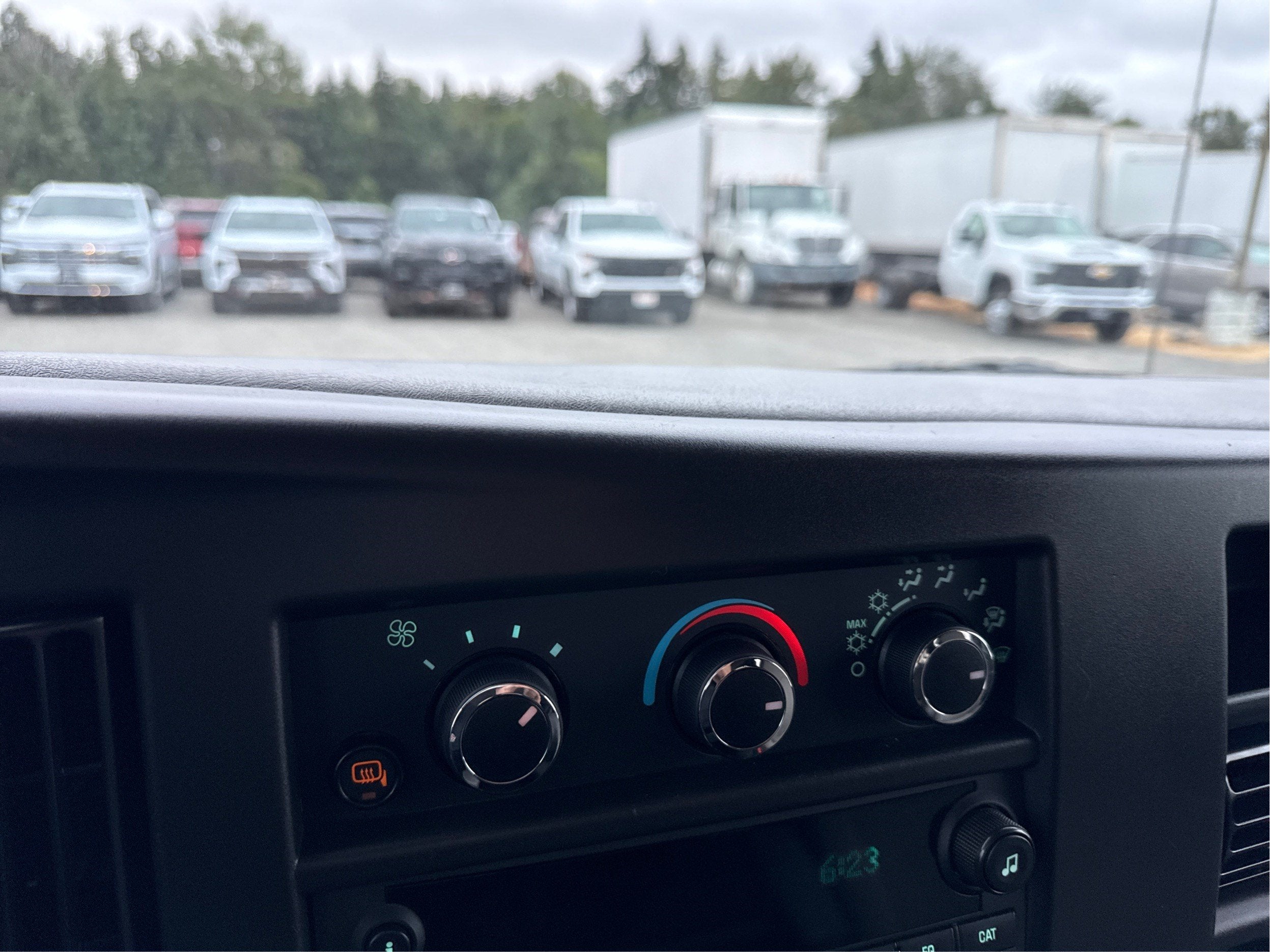 2025 Chevrolet Express Passenger 1LT