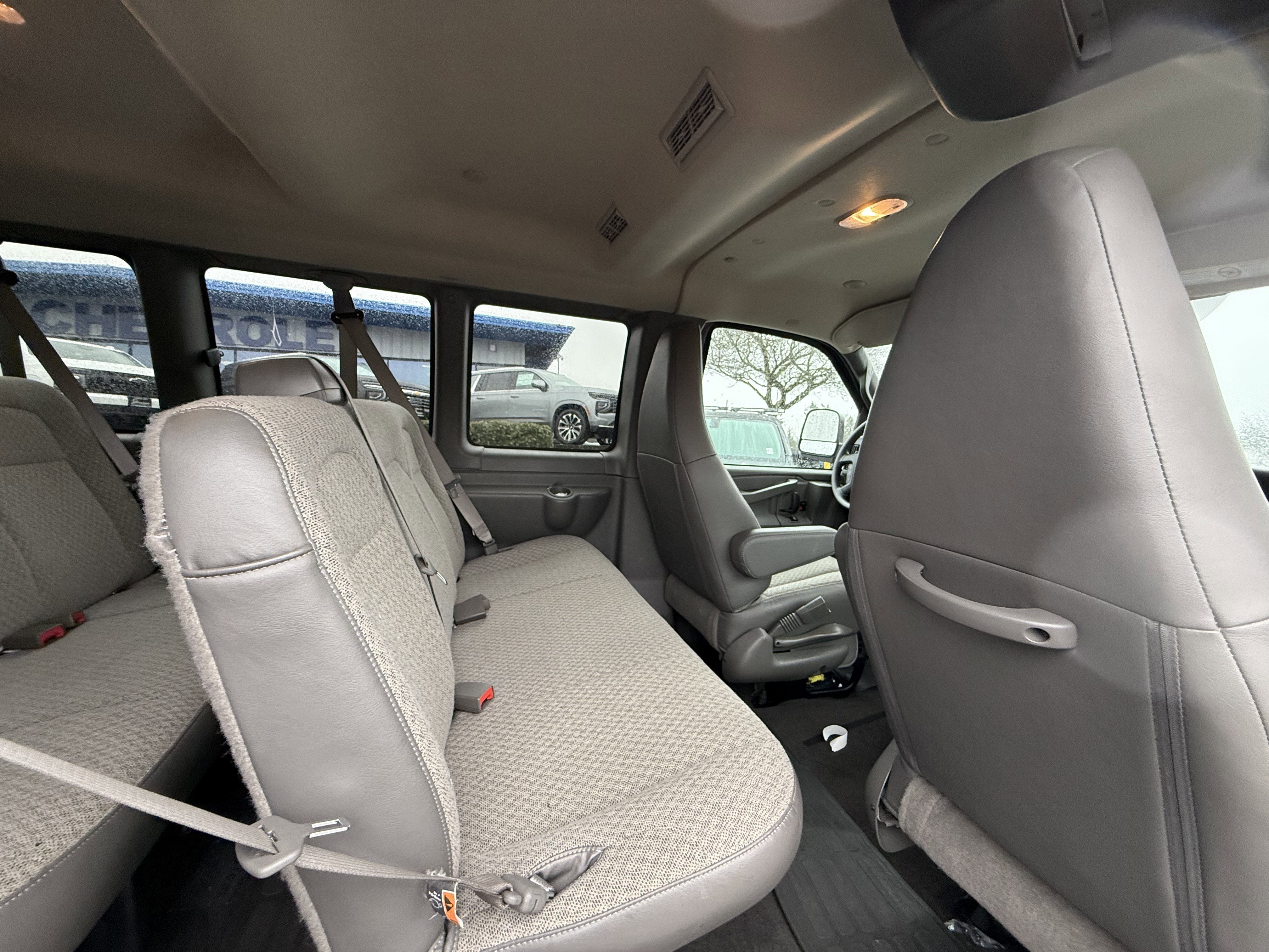 2024 Chevrolet Express Passenger 3500 1LT