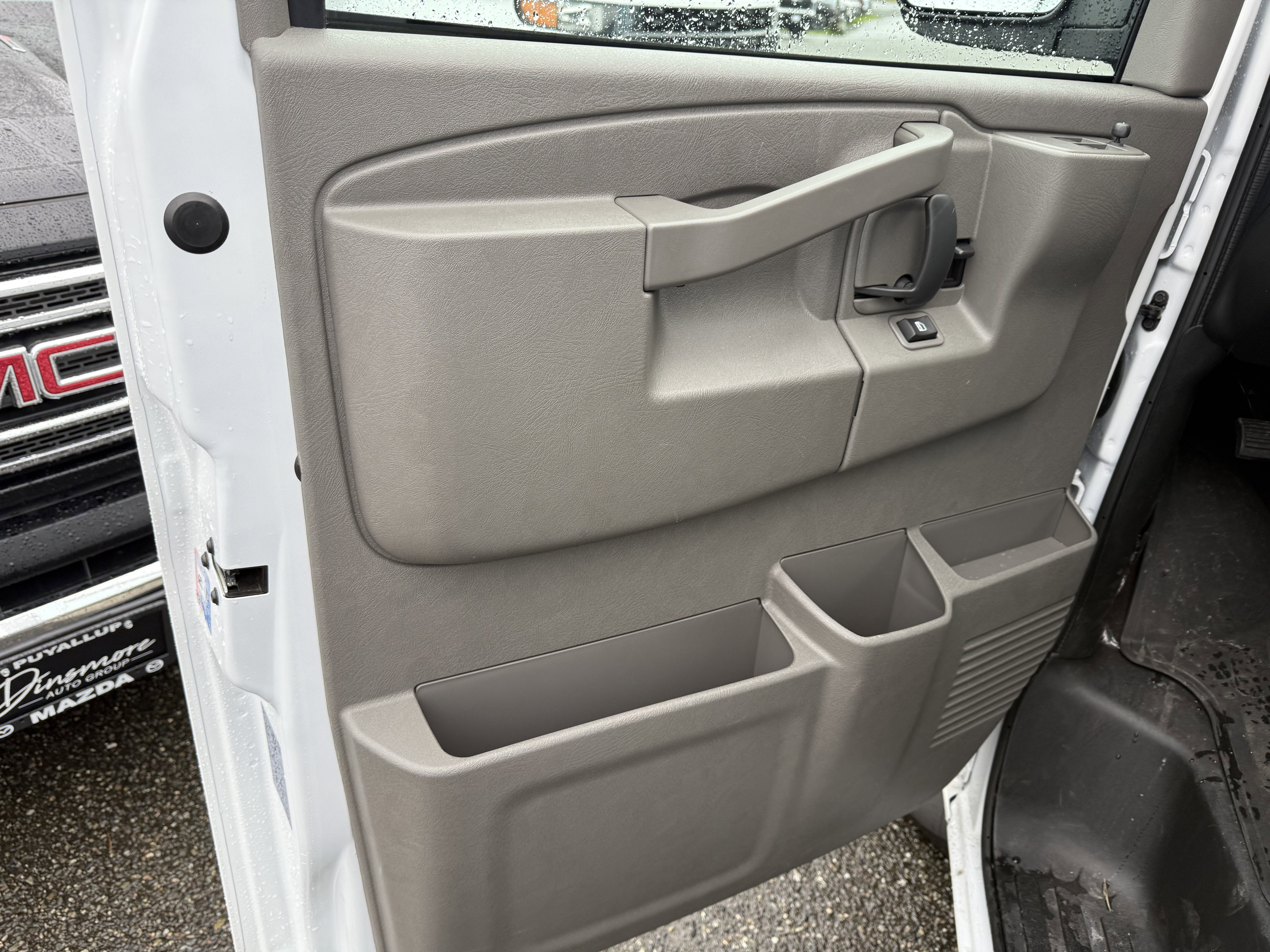 2024 Chevrolet Express Passenger 3500 1LT