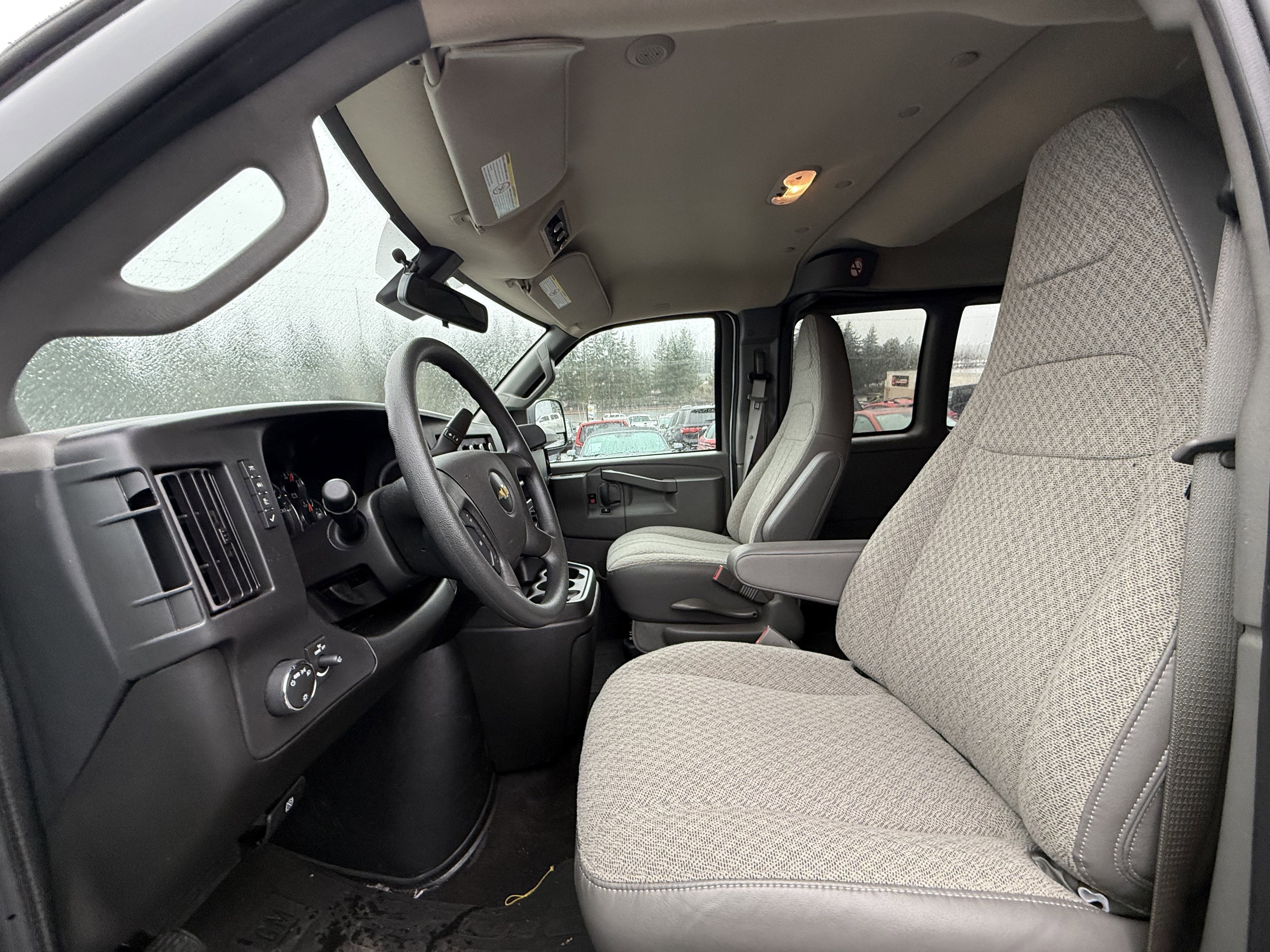 2024 Chevrolet Express Passenger 3500 1LT