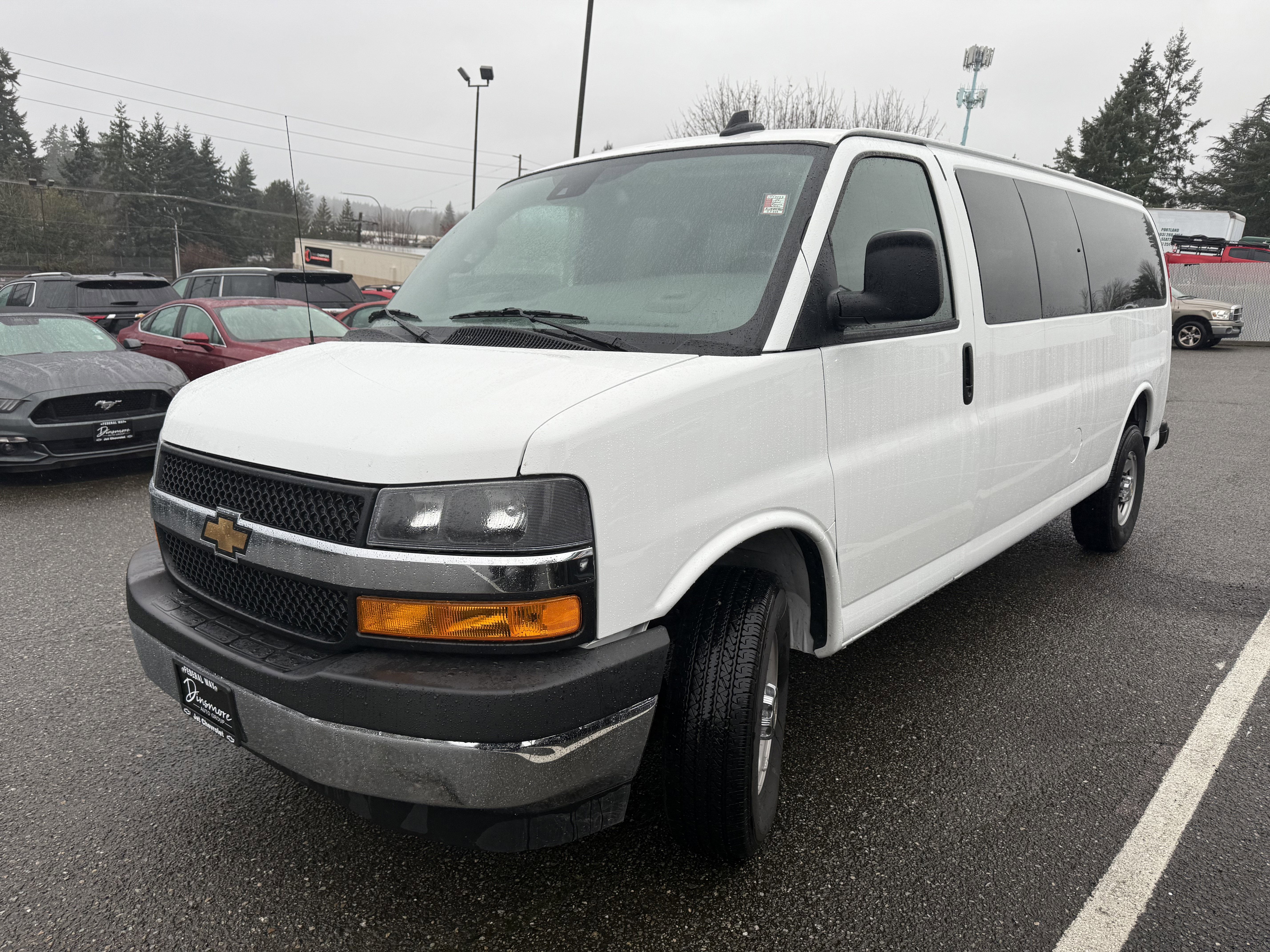 2024 Chevrolet Express Passenger 3500 1LT