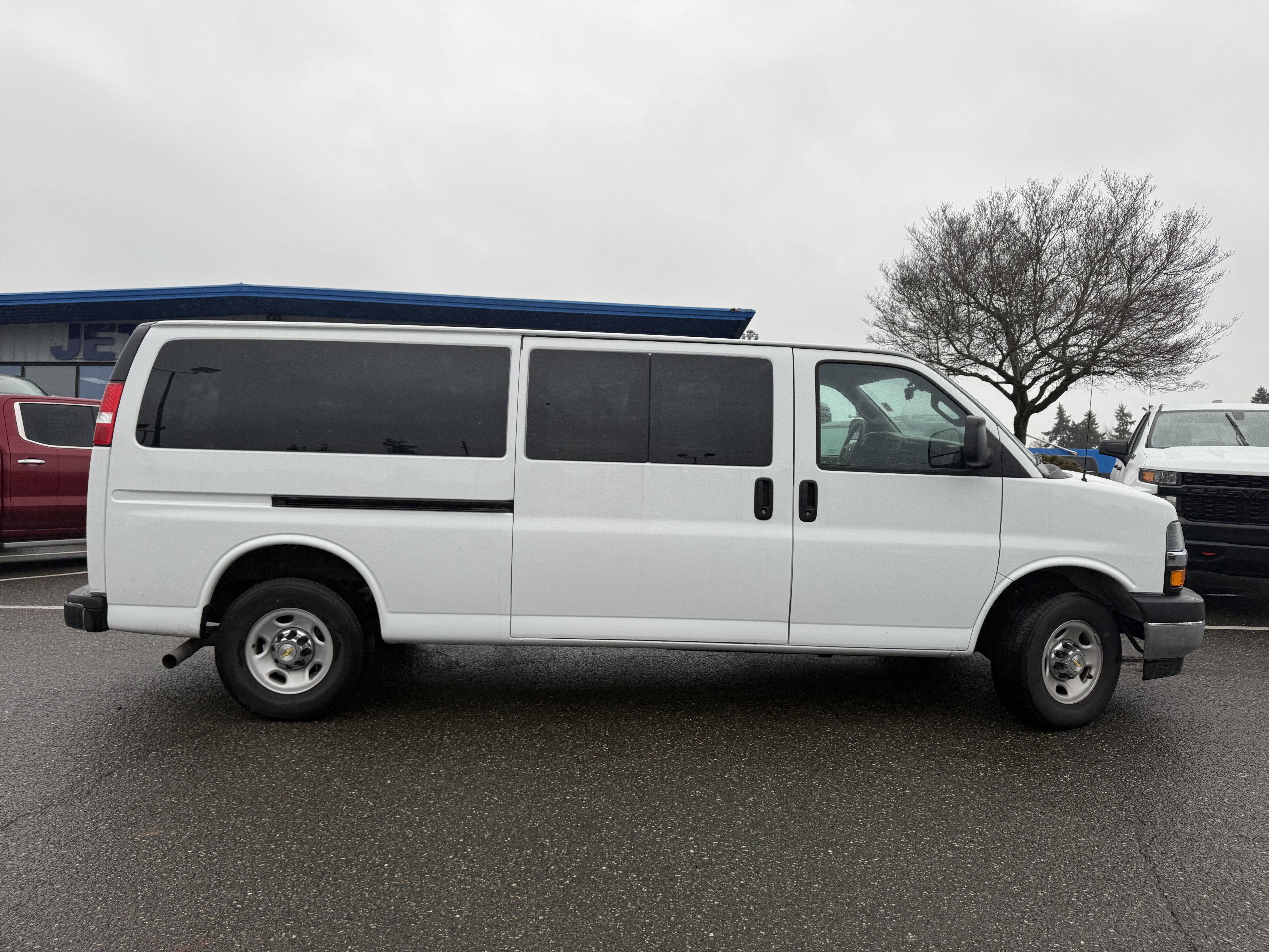2024 Chevrolet Express Passenger 3500 1LT