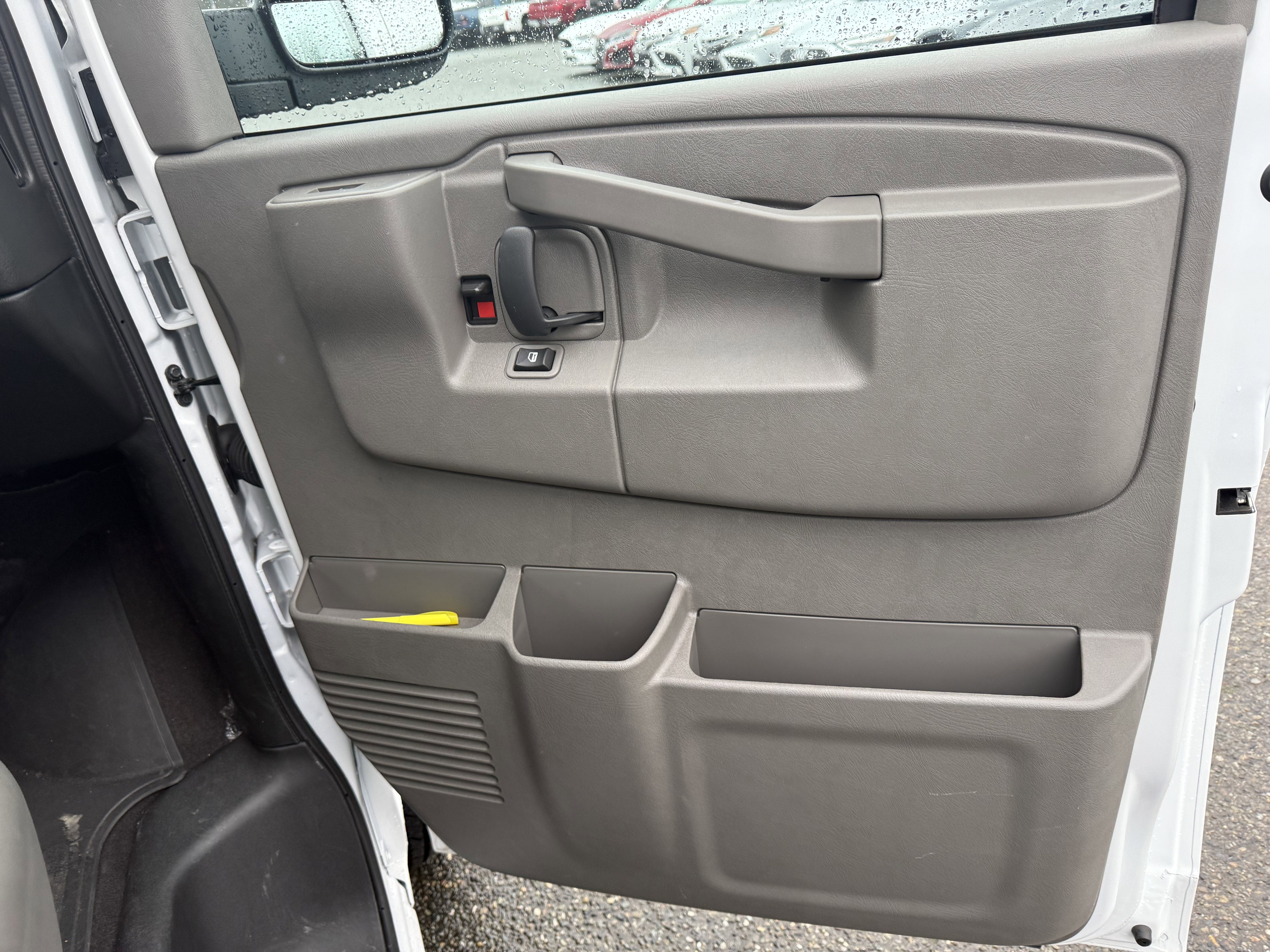 2024 Chevrolet Express Passenger 3500 1LT