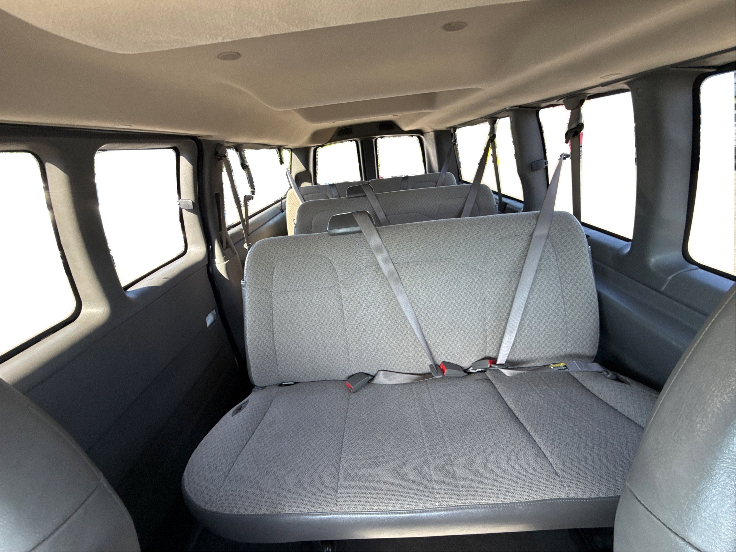2024 Chevrolet Express Passenger 3500 1LT