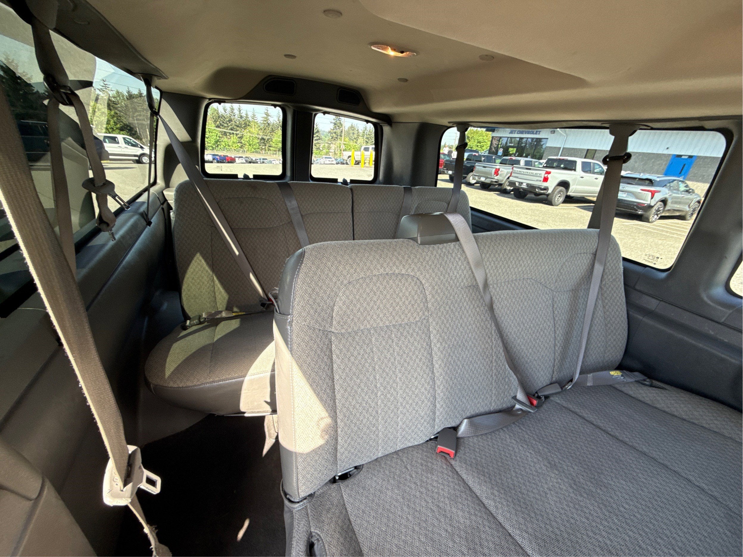 2024 Chevrolet Express Passenger 3500 1LT