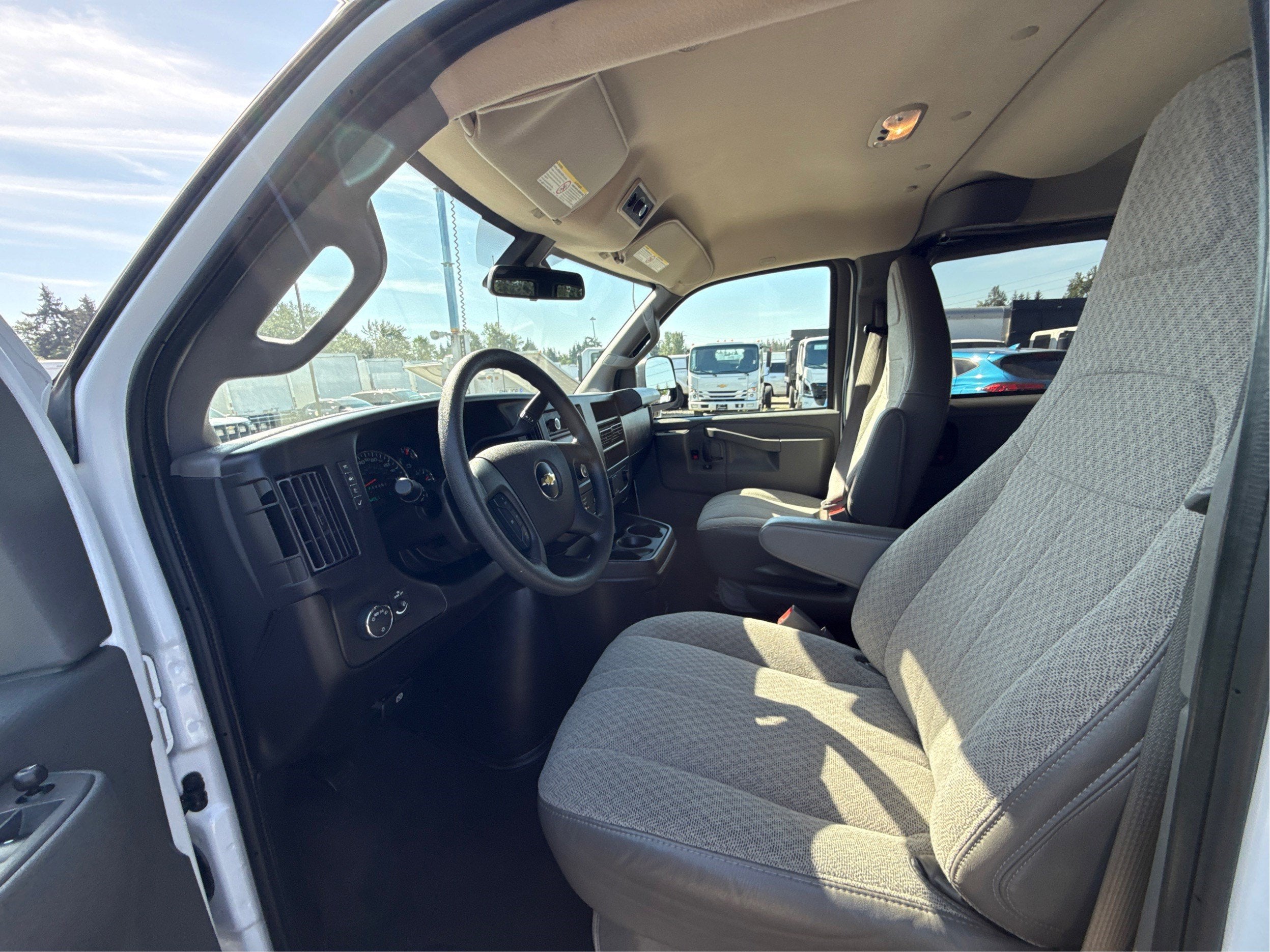 2024 Chevrolet Express Passenger 3500 1LT