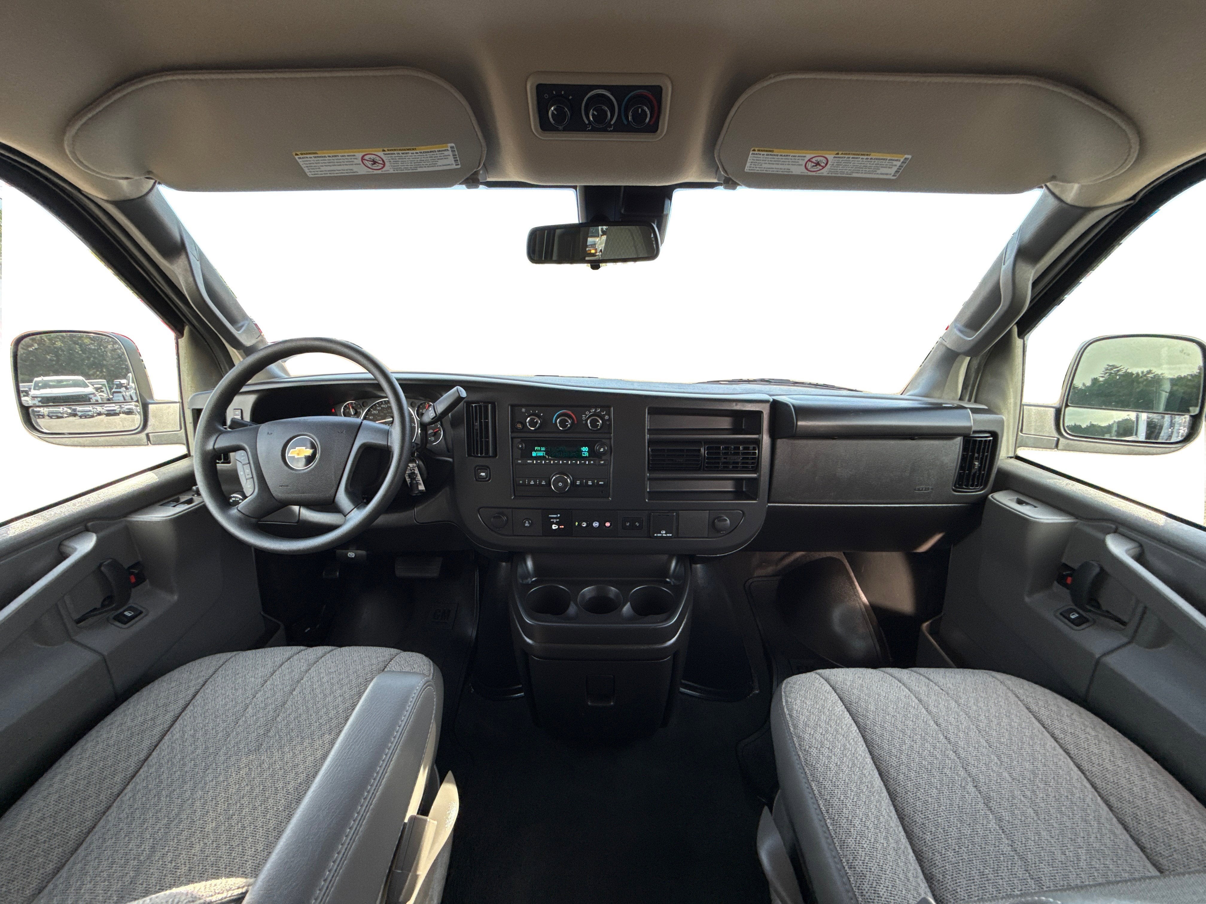2025 Chevrolet Express Passenger 1LT