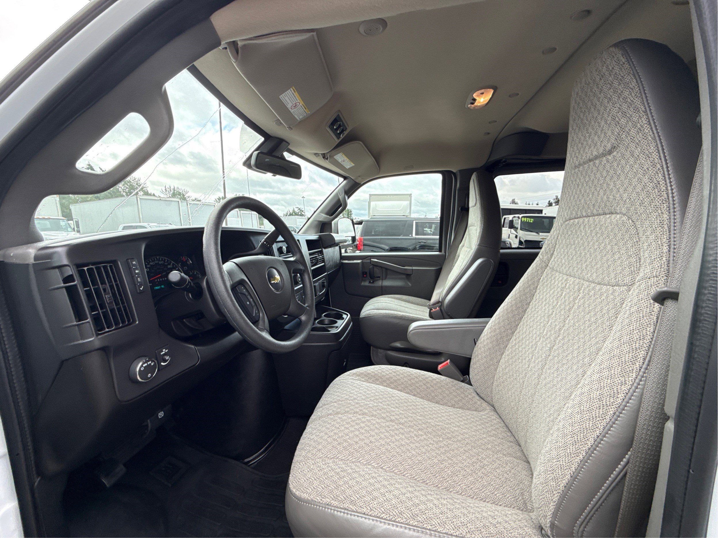 2025 Chevrolet Express Passenger 1LT