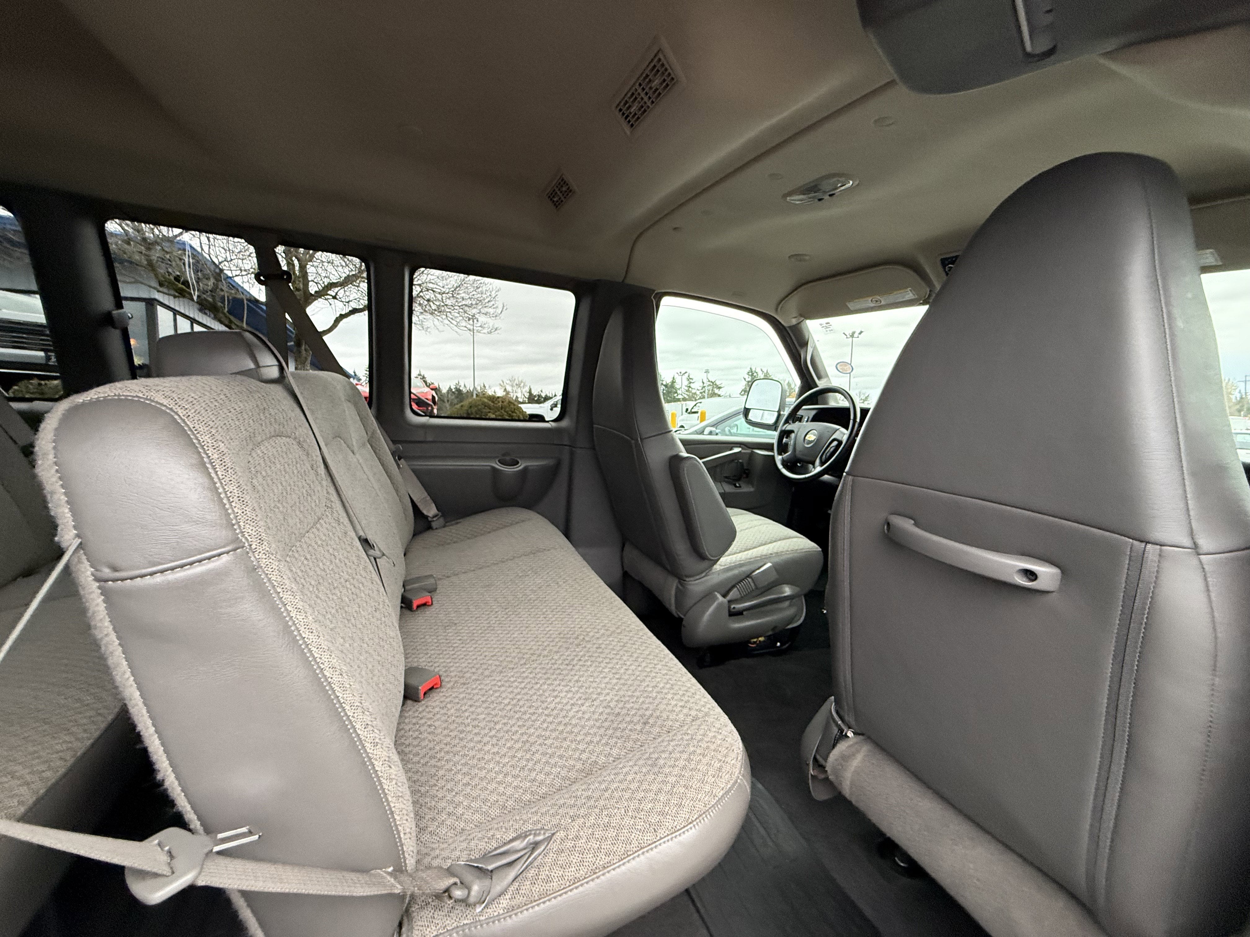 2022 Chevrolet Express Passenger 3500 1LT