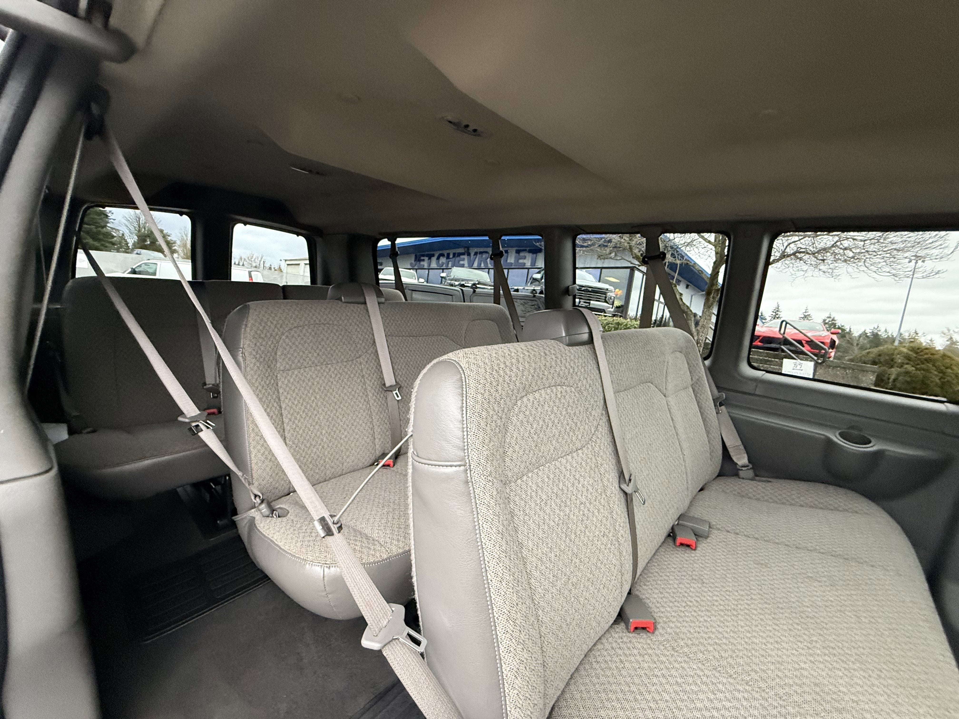 2022 Chevrolet Express Passenger 3500 1LT