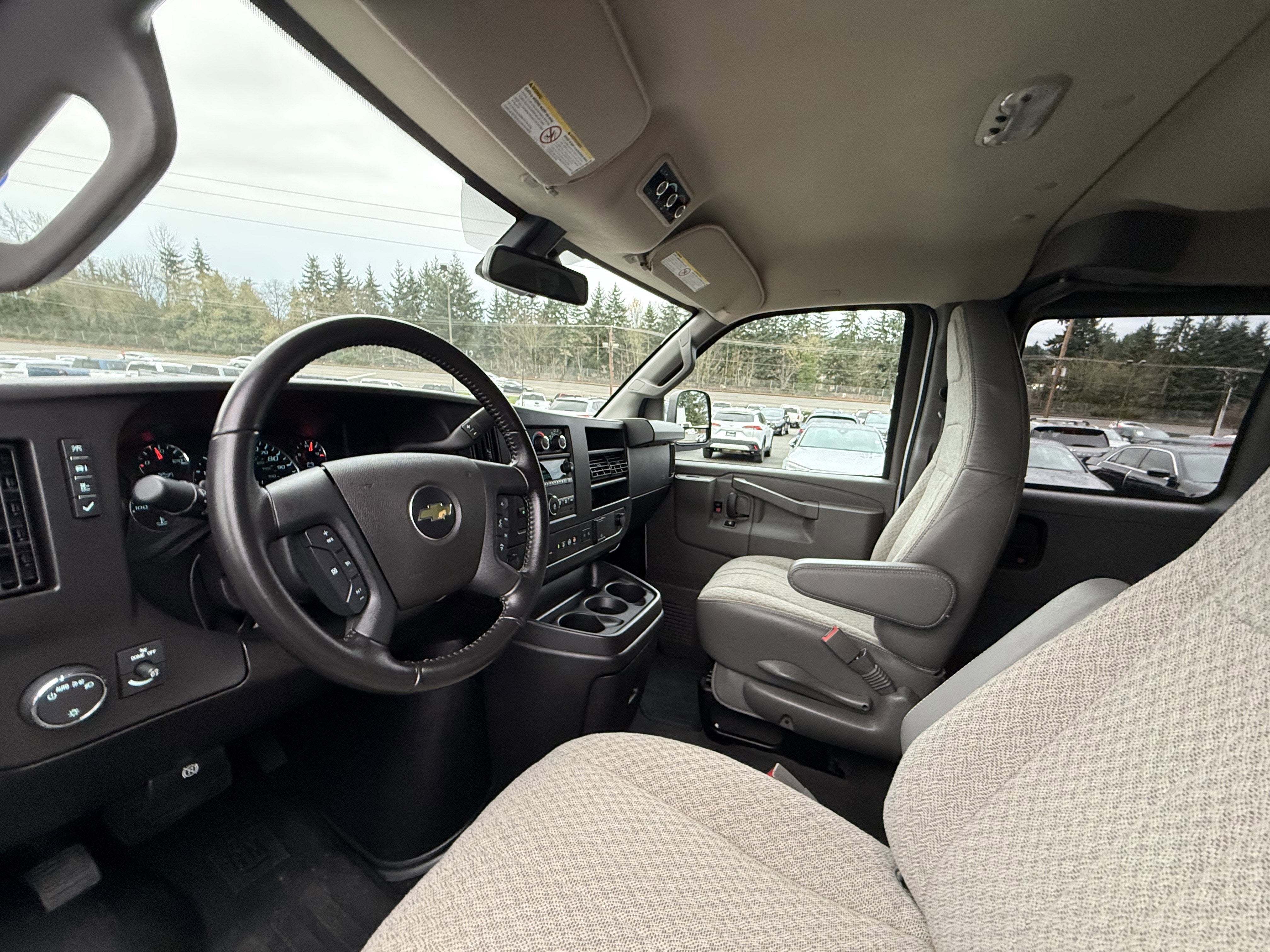 2022 Chevrolet Express Passenger 3500 1LT