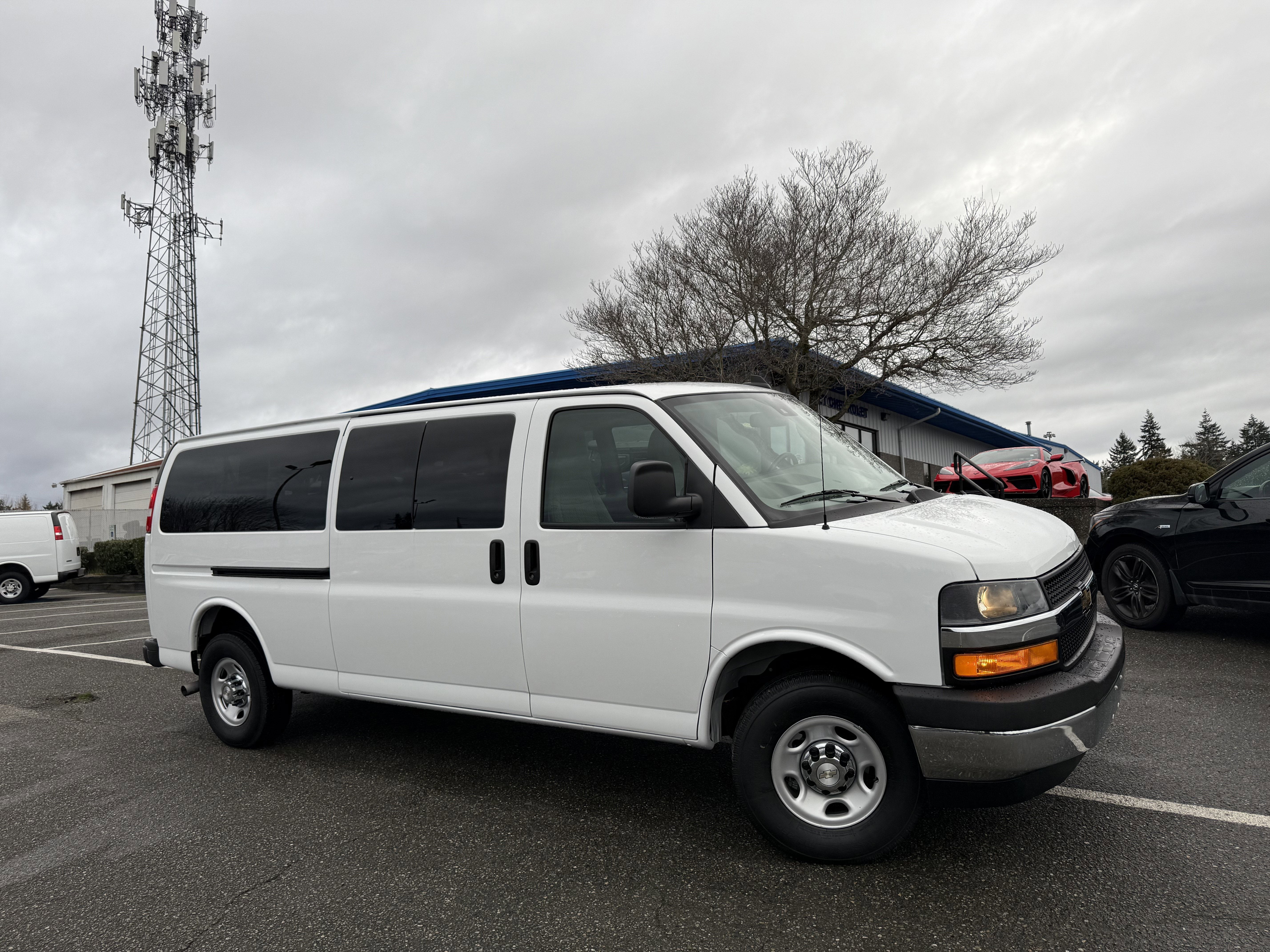 2022 Chevrolet Express Passenger 3500 1LT