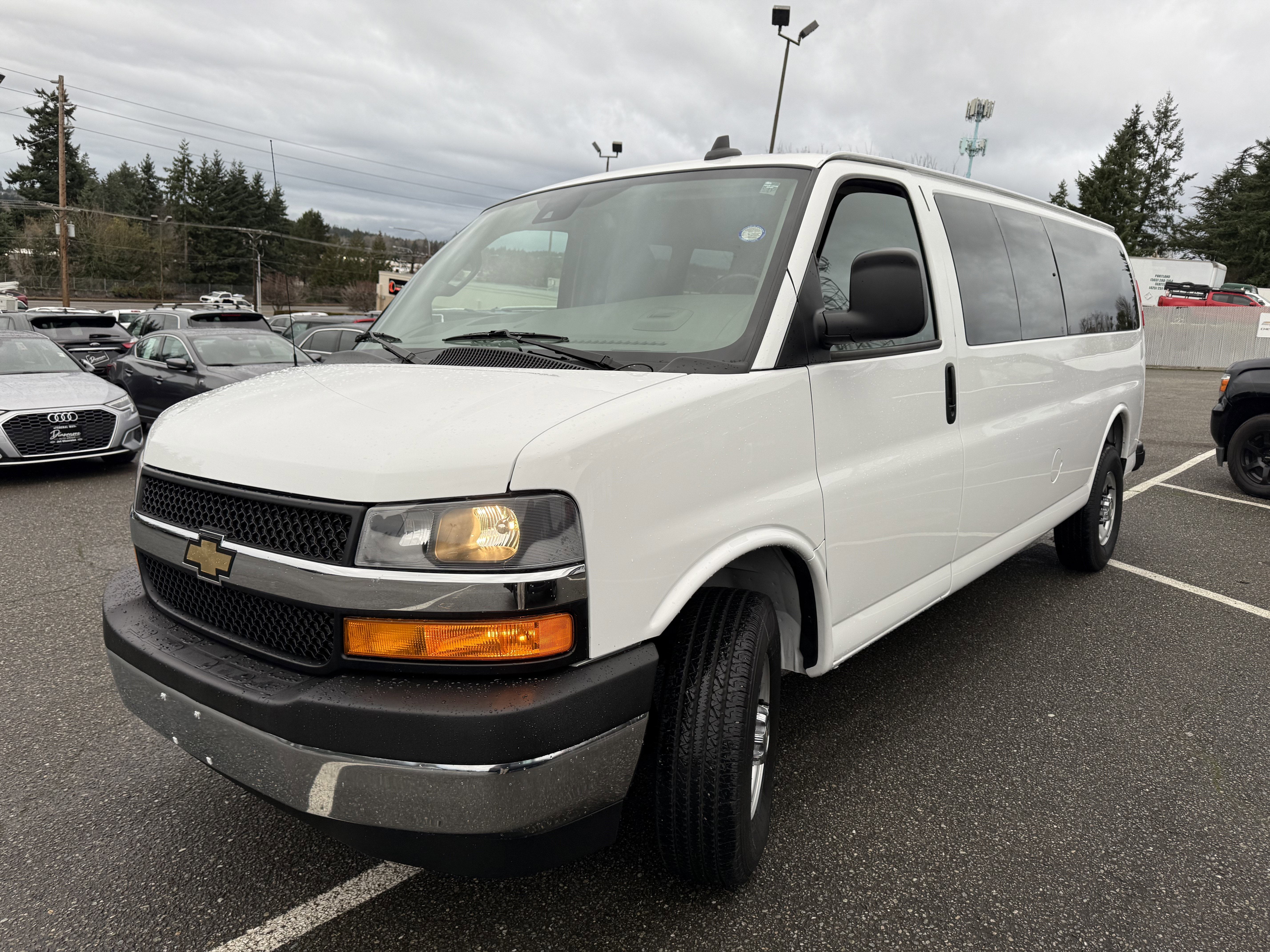 2022 Chevrolet Express Passenger 3500 1LT
