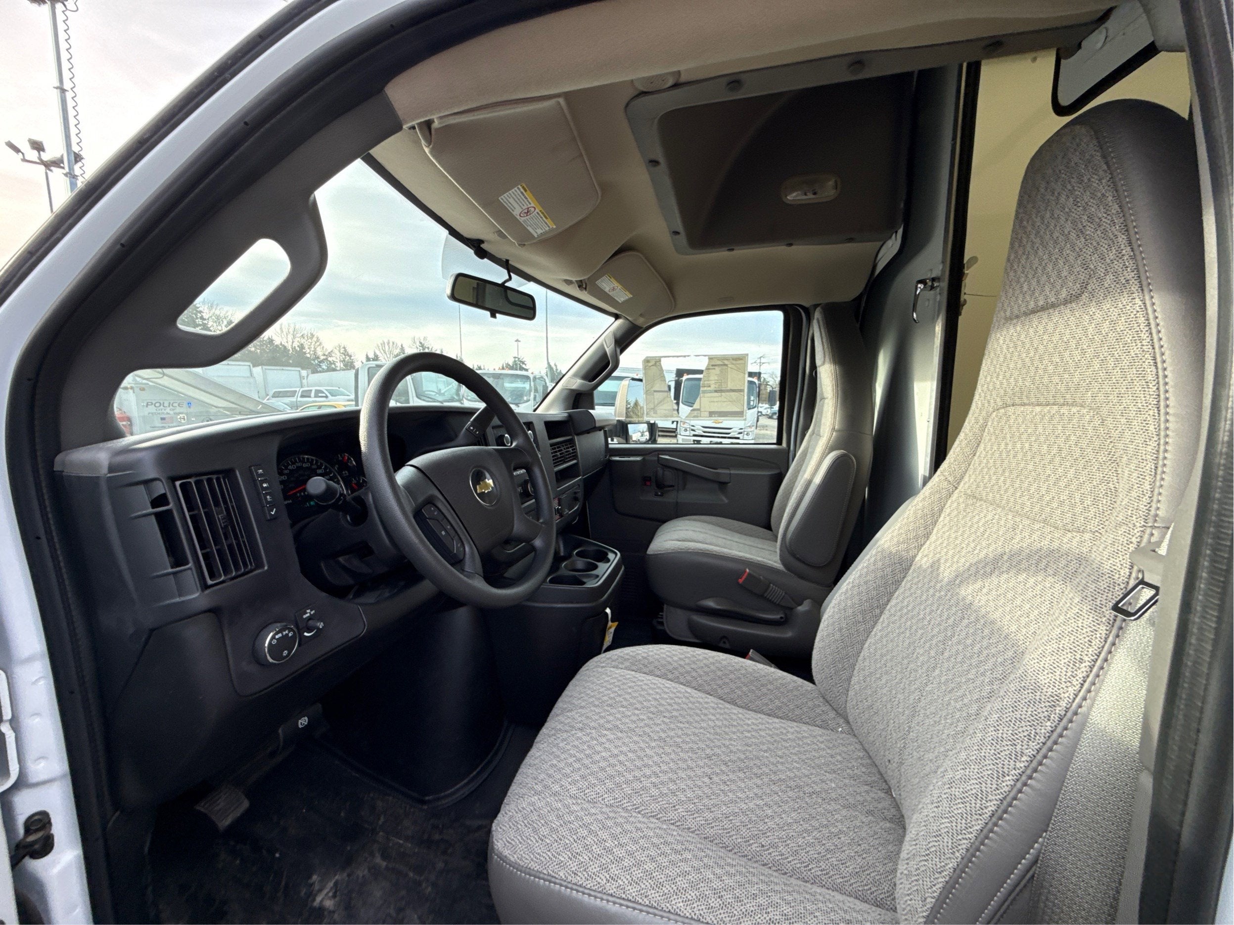 2025 Chevrolet Express Cutaway 3500 1WT