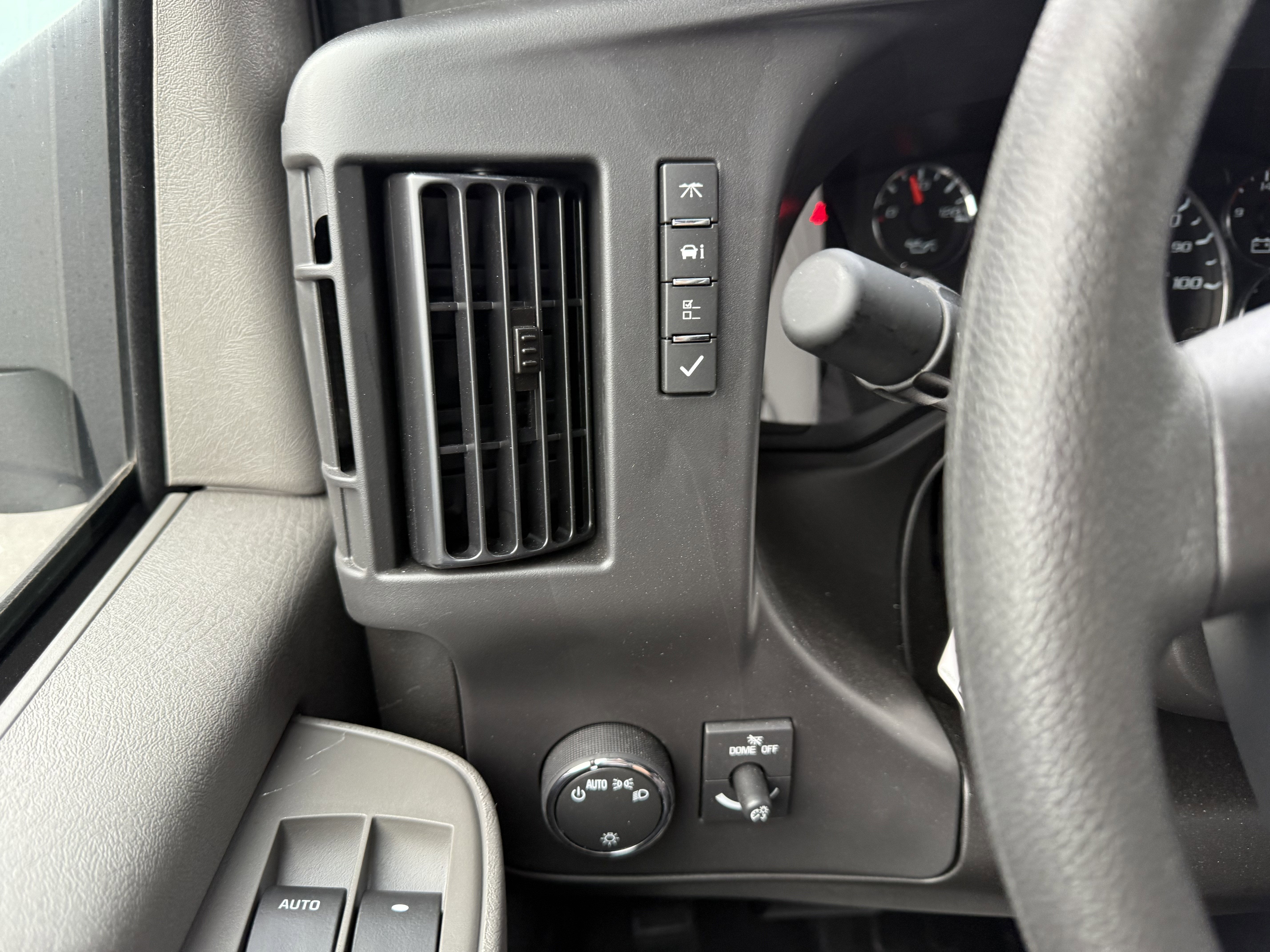 2025 Chevrolet Express Cutaway 3500 1WT