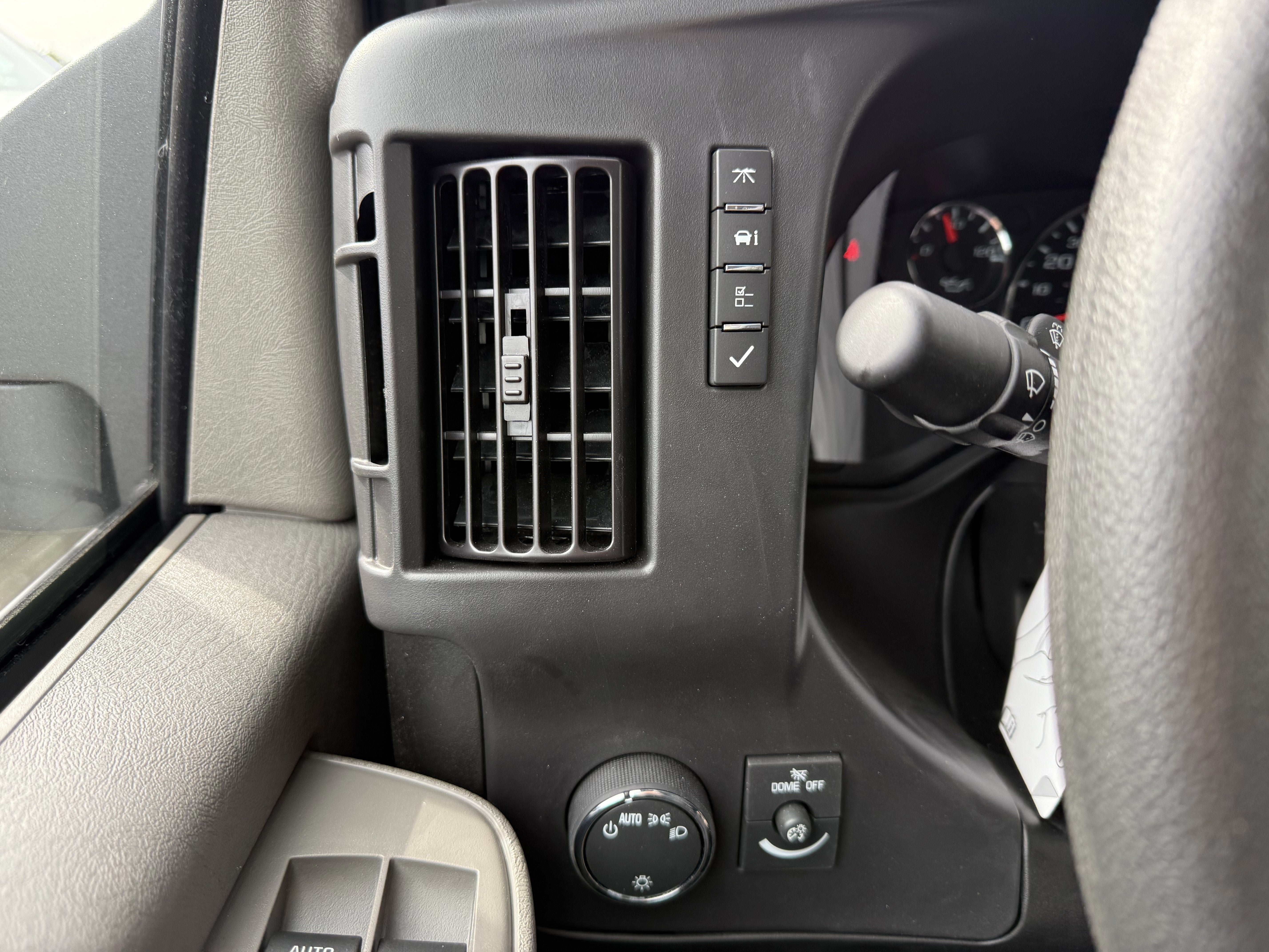 2024 Chevrolet Express Cutaway 3500 1WT