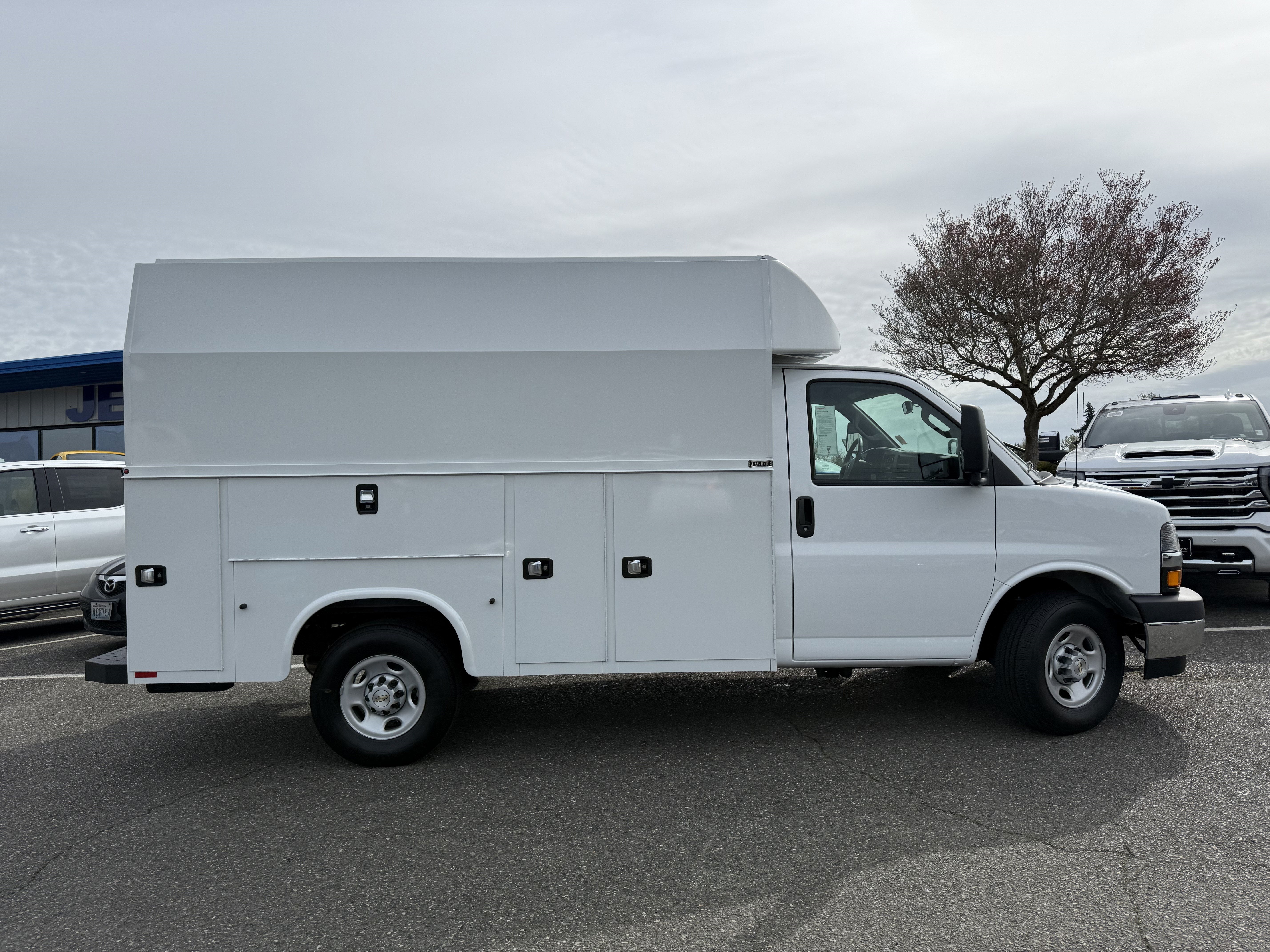 2024 Chevrolet Express Cutaway 3500 1WT