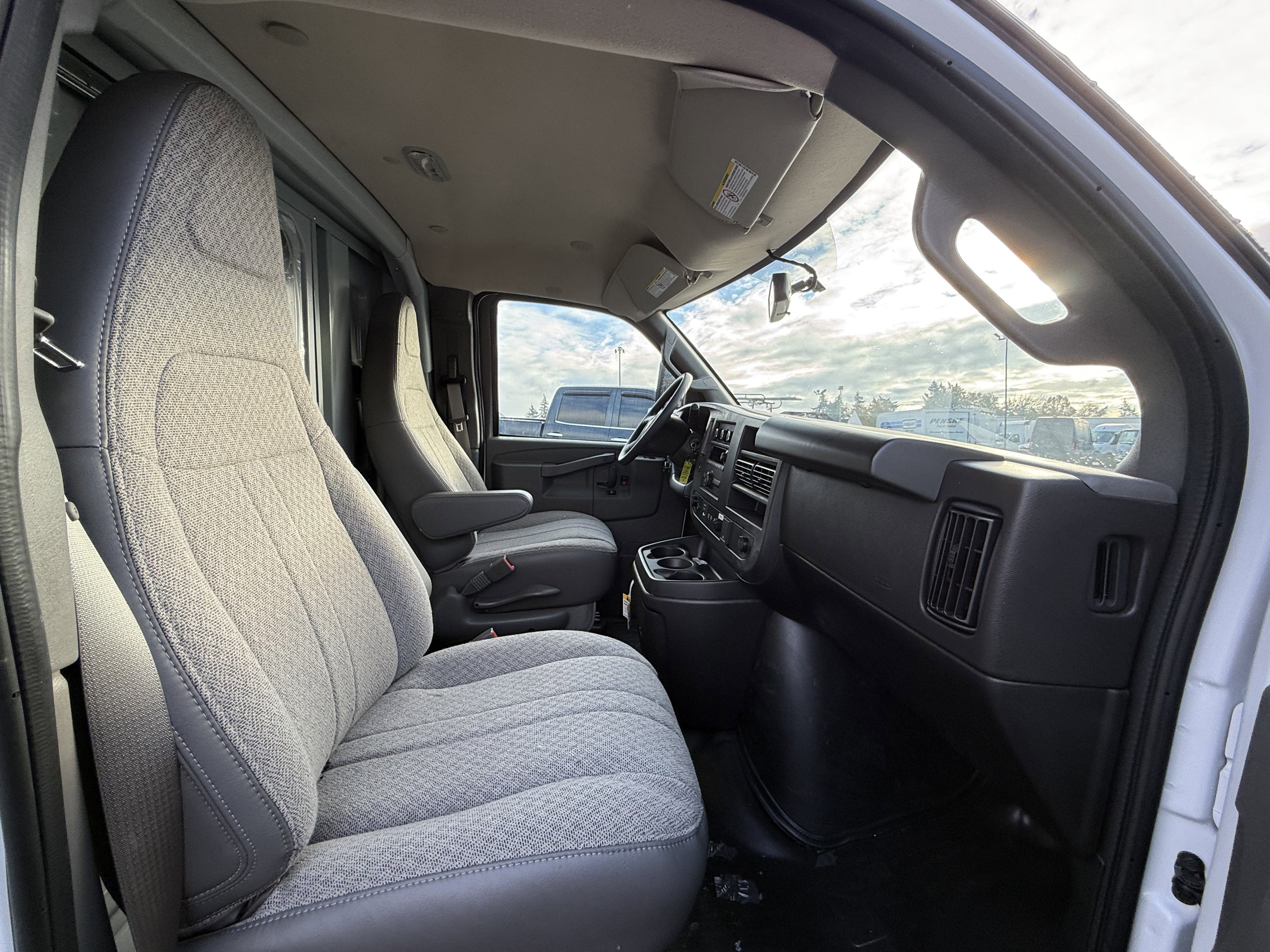 2025 Chevrolet Express Cutaway 3500 1WT