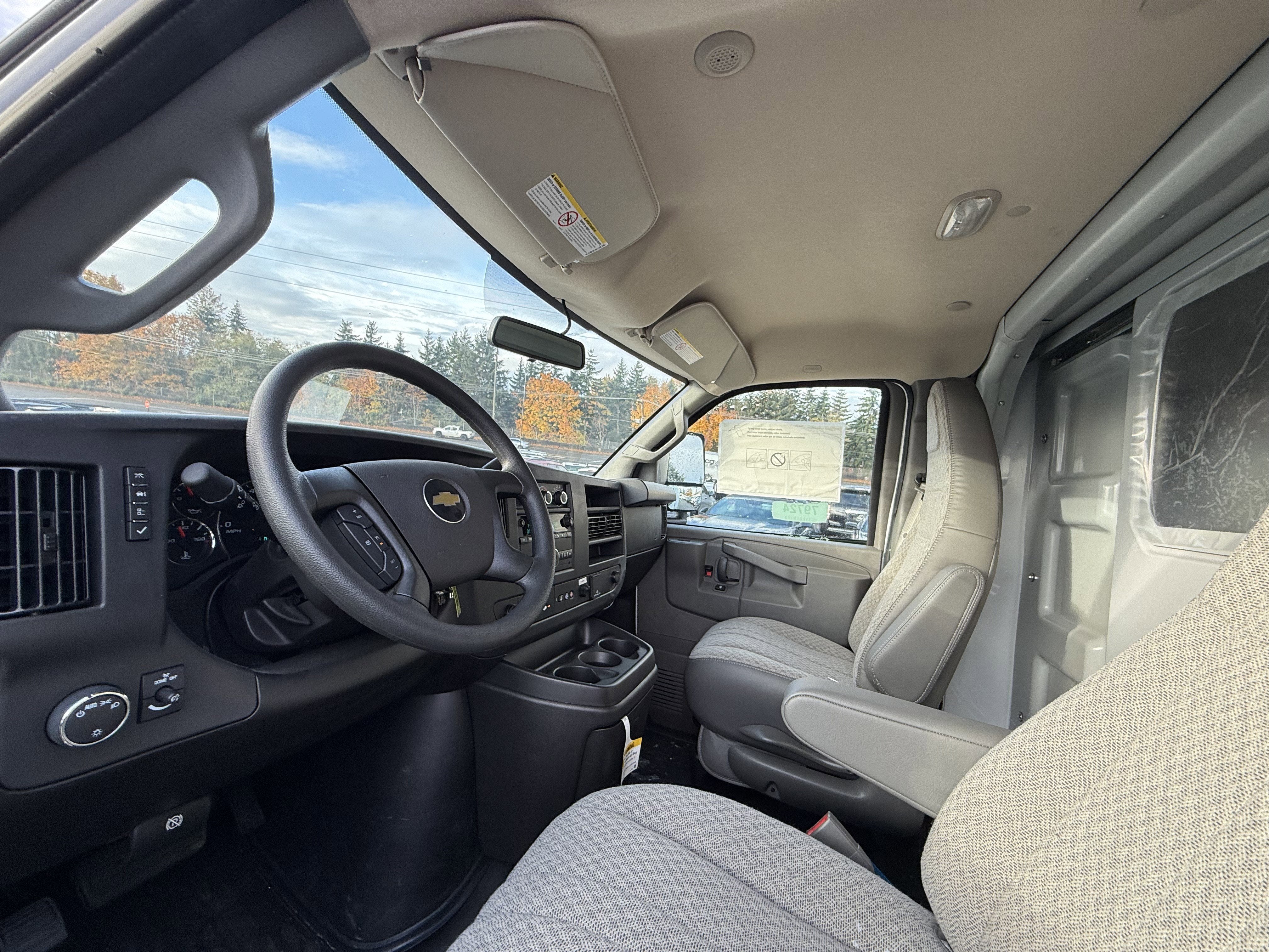 2025 Chevrolet Express Cutaway 3500 1WT