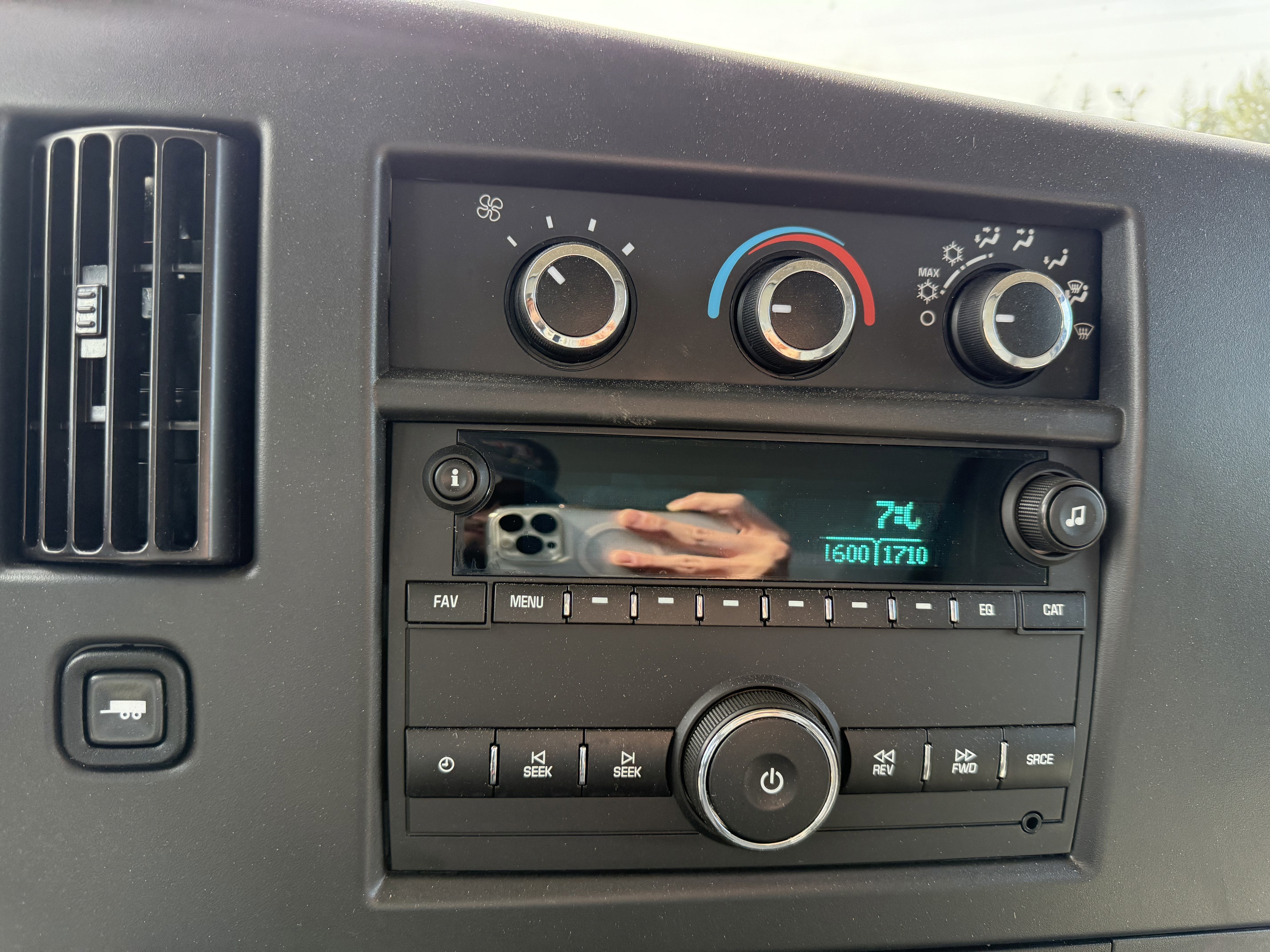 2024 Chevrolet Express Cutaway 3500 1WT