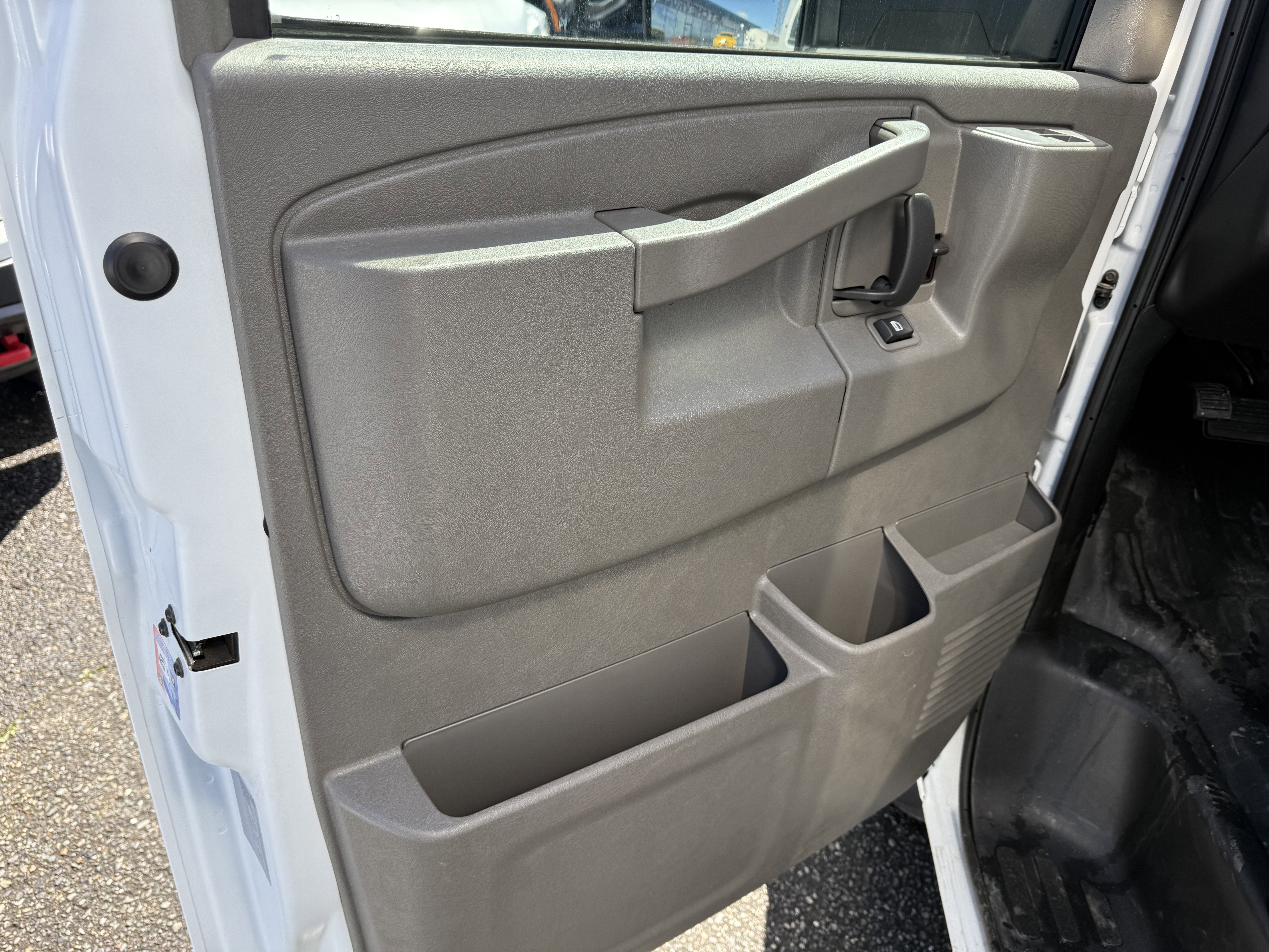 2024 Chevrolet Express Cutaway 3500 1WT