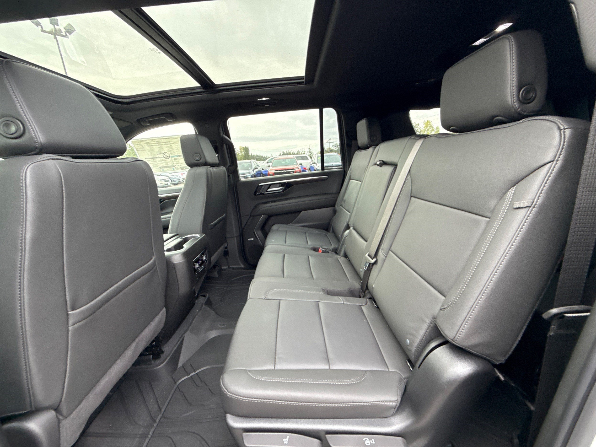 2026 Chevrolet Suburban Z71 - Photo 10