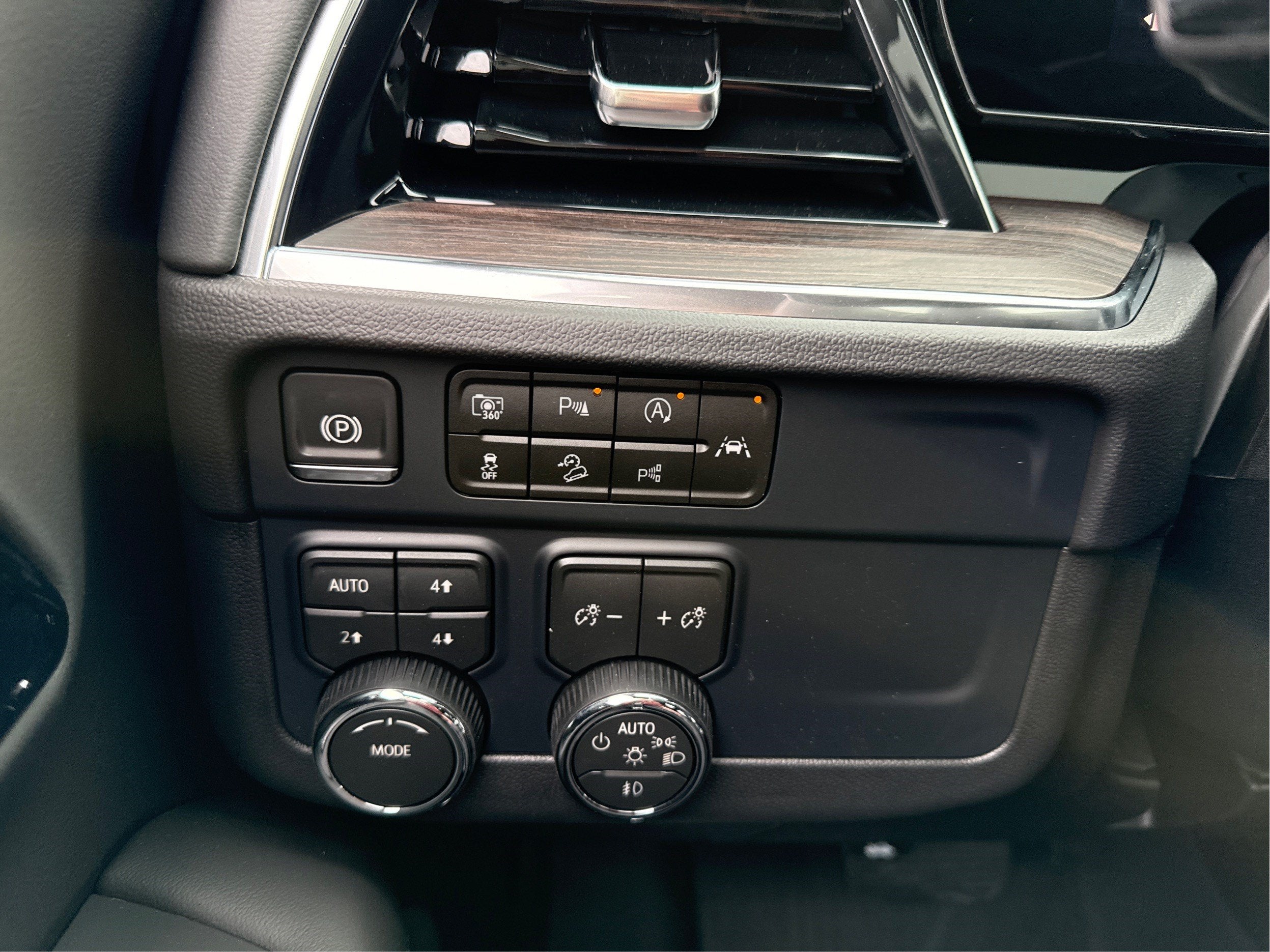 2026 Chevrolet Suburban Z71 - Photo 19