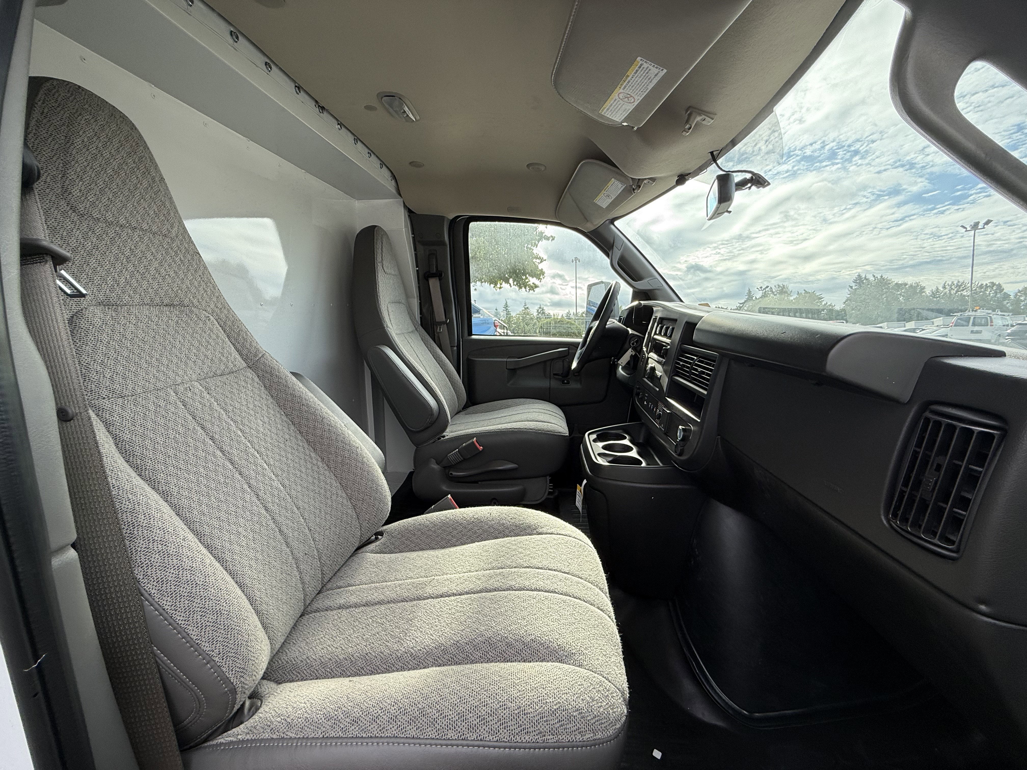 2025 Chevrolet Express Cutaway 3500 1WT