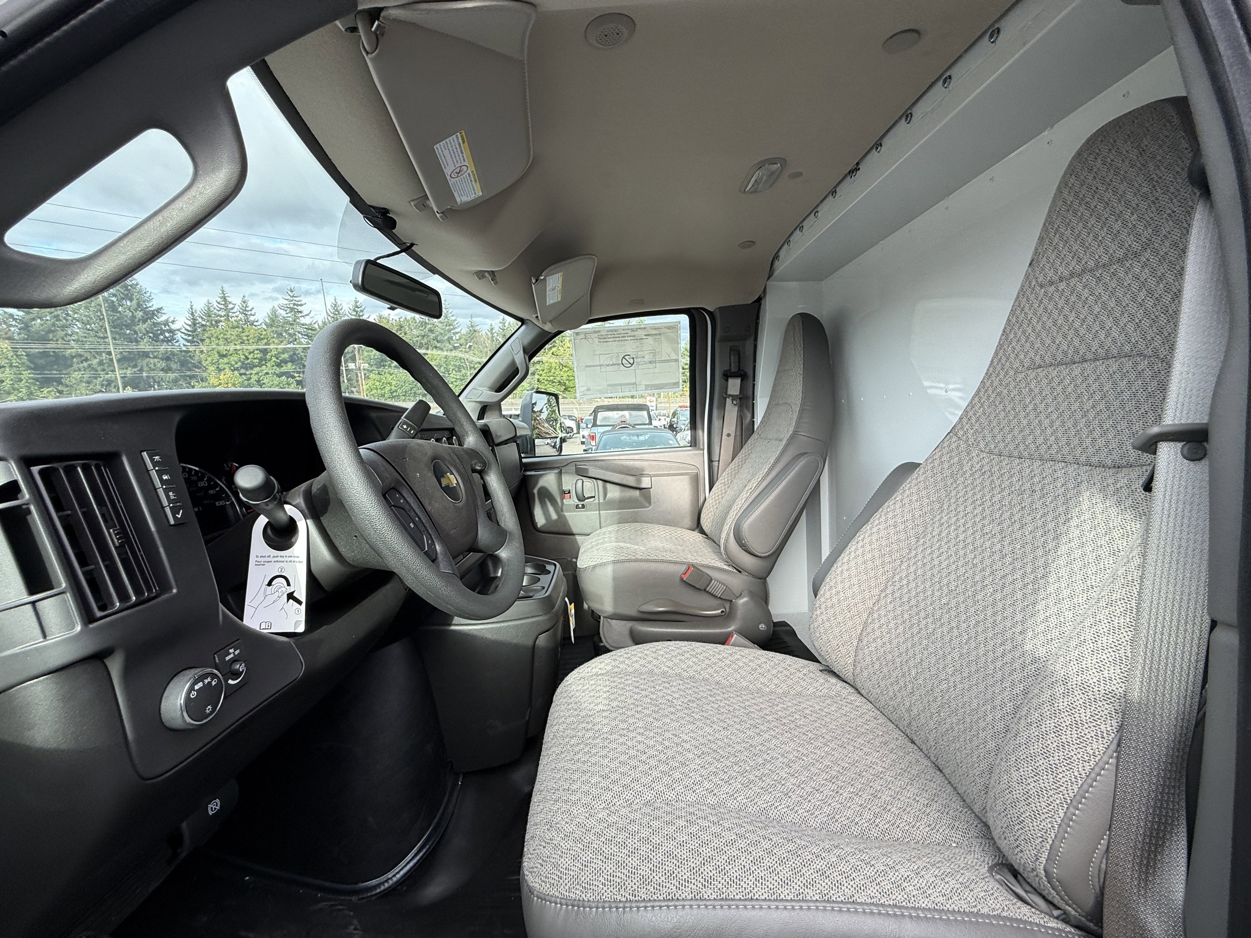 2025 Chevrolet Express Cutaway 3500 1WT