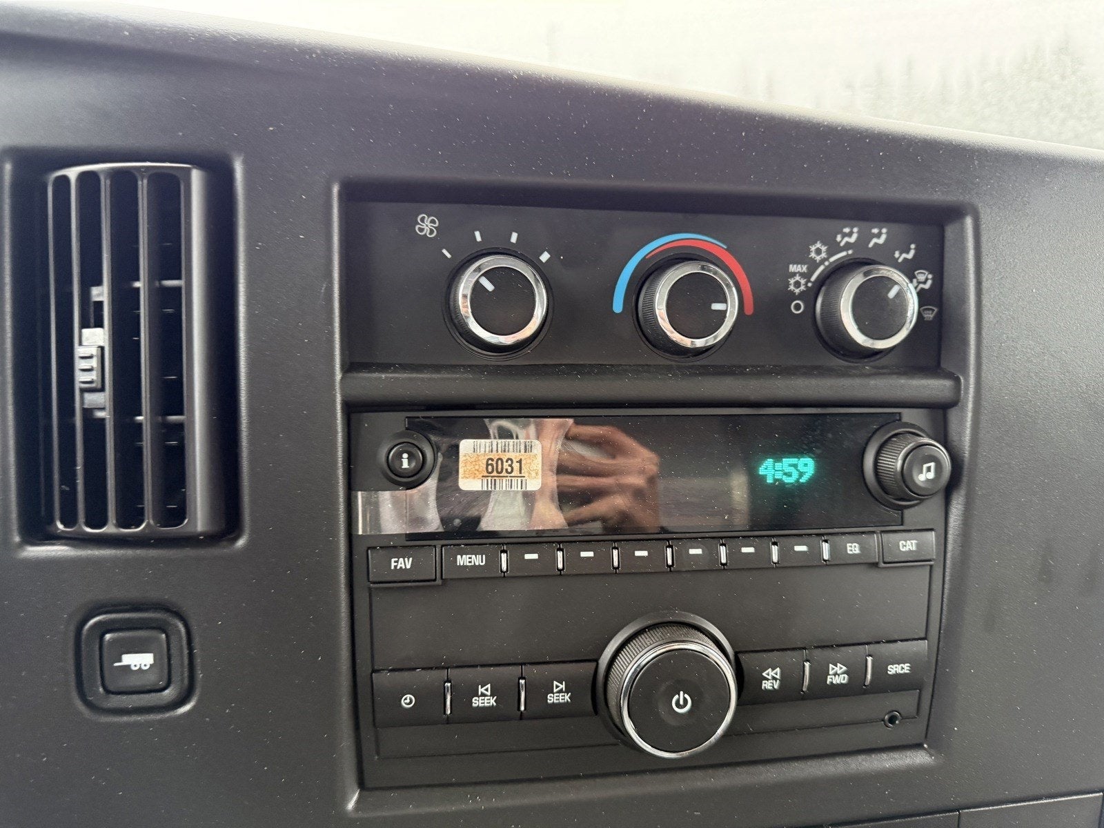 2024 Chevrolet Express Cutaway 3500 1WT