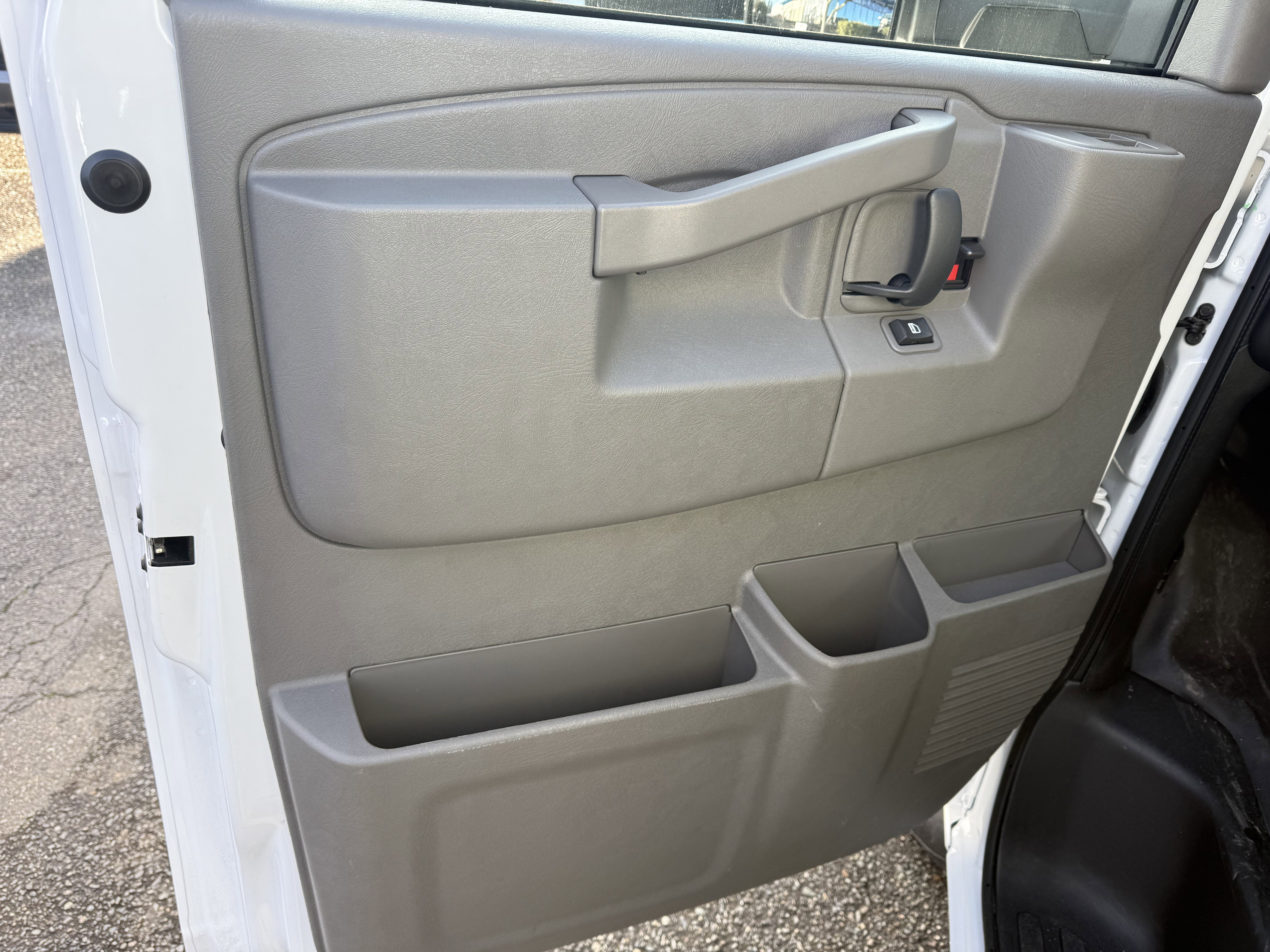 2025 Chevrolet Express Cutaway 3500 1WT