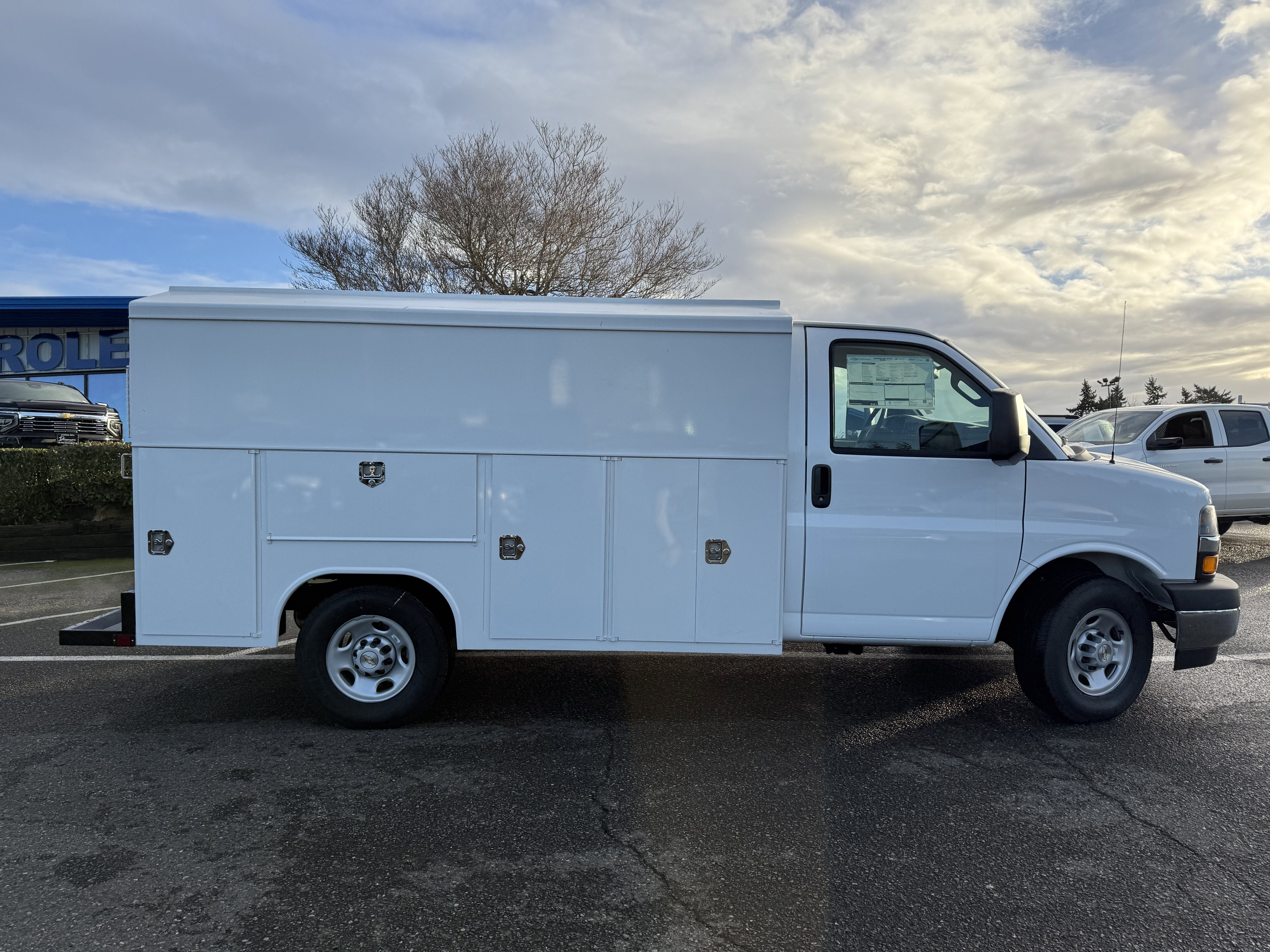 2025 Chevrolet Express Cutaway 3500 1WT