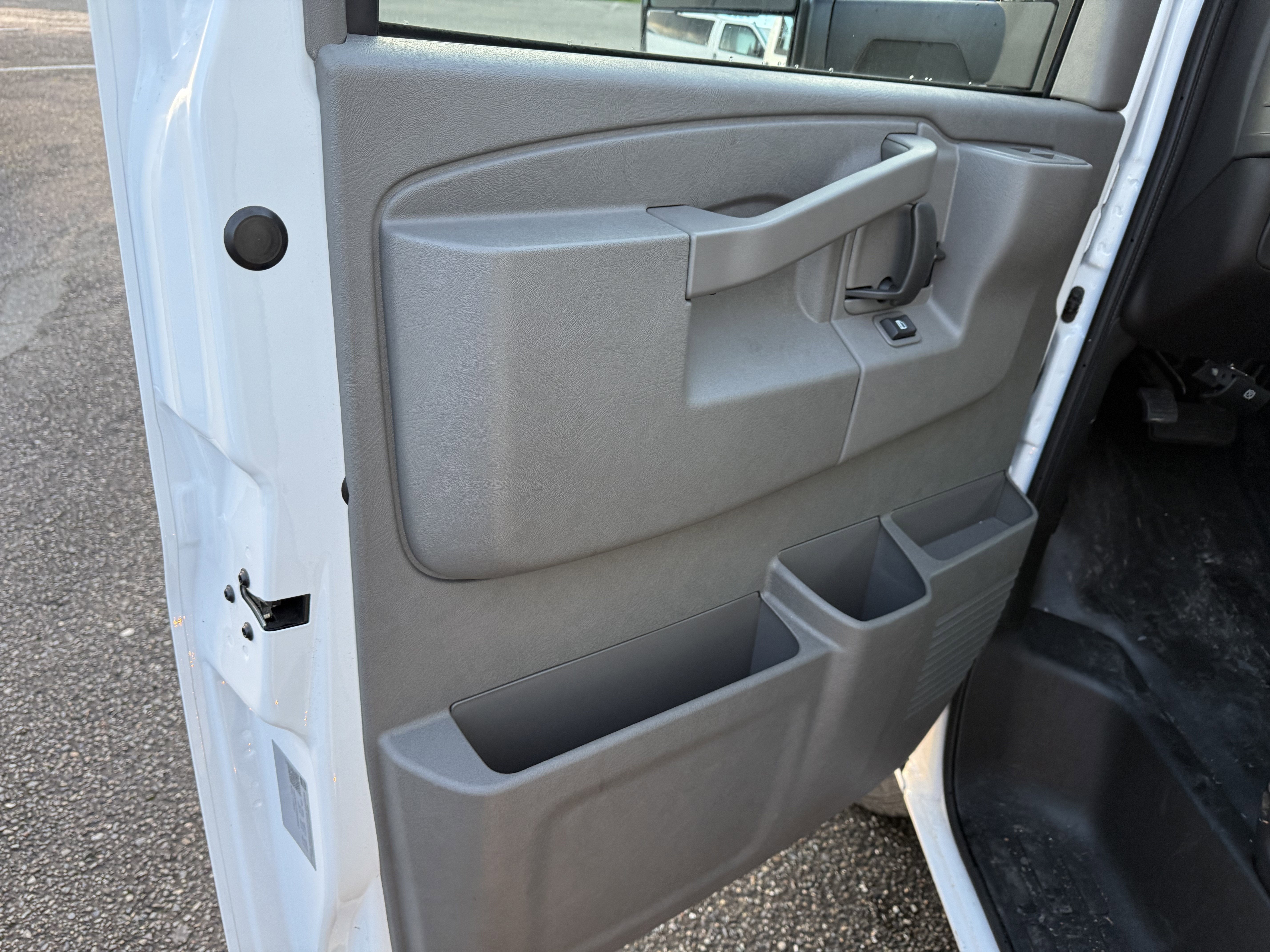 2025 Chevrolet Express Cutaway 3500 1WT