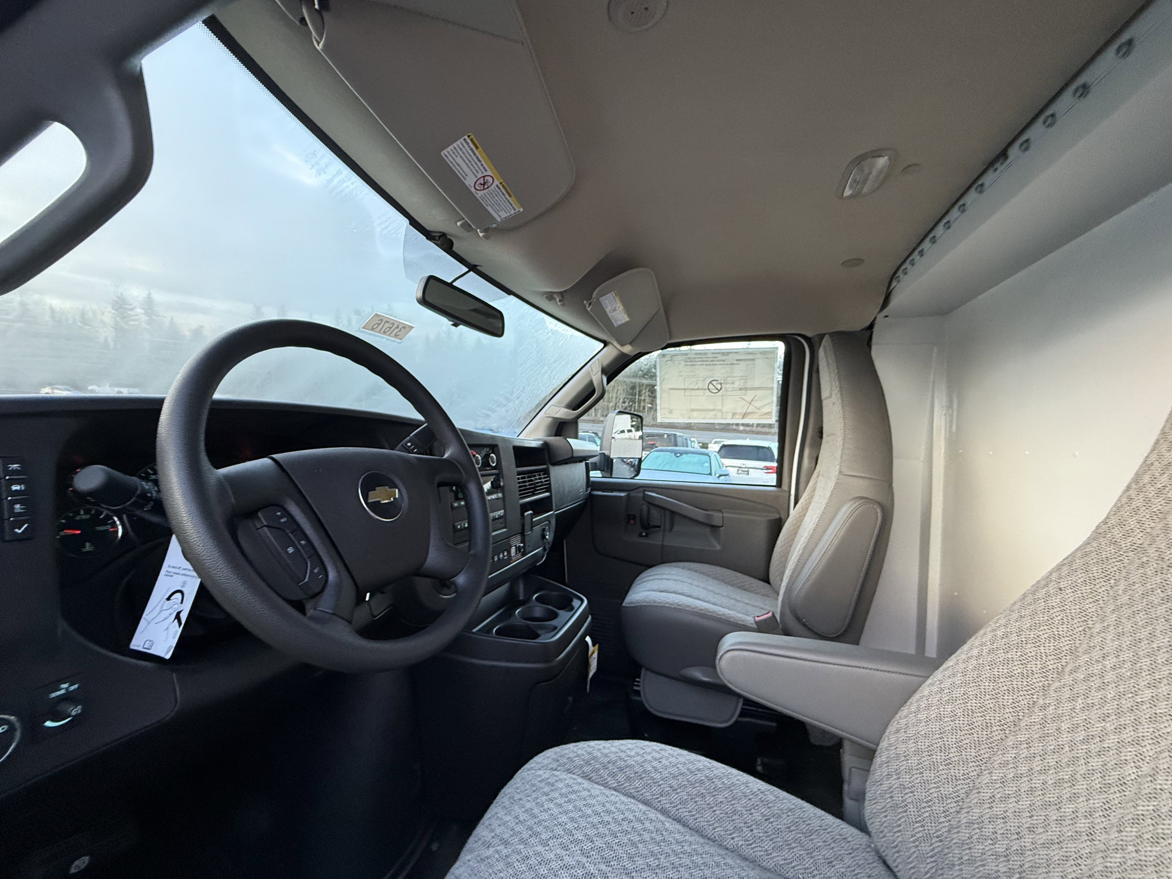 2025 Chevrolet Express Cutaway 3500 1WT