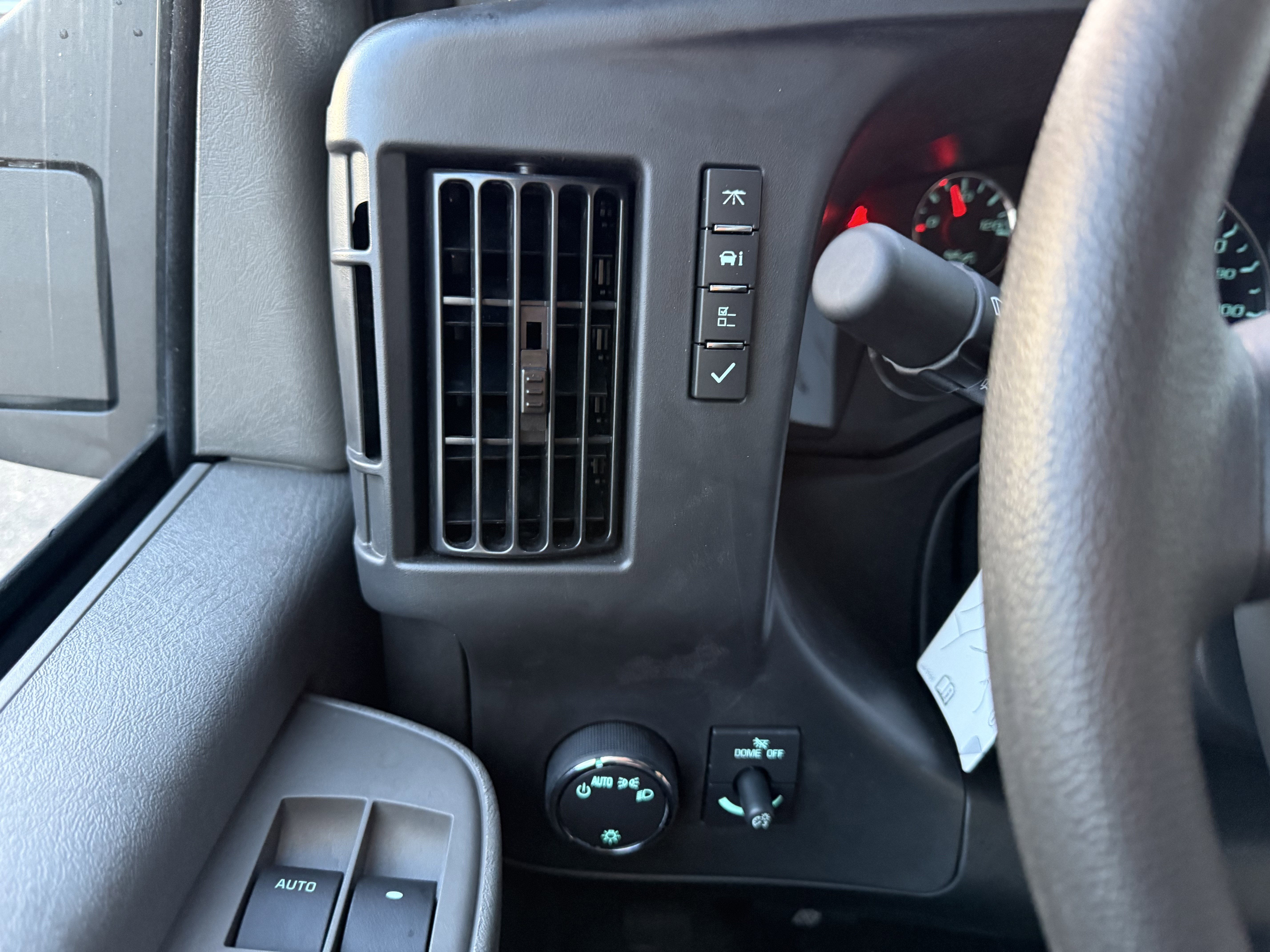 2025 Chevrolet Express Cutaway 3500 1WT