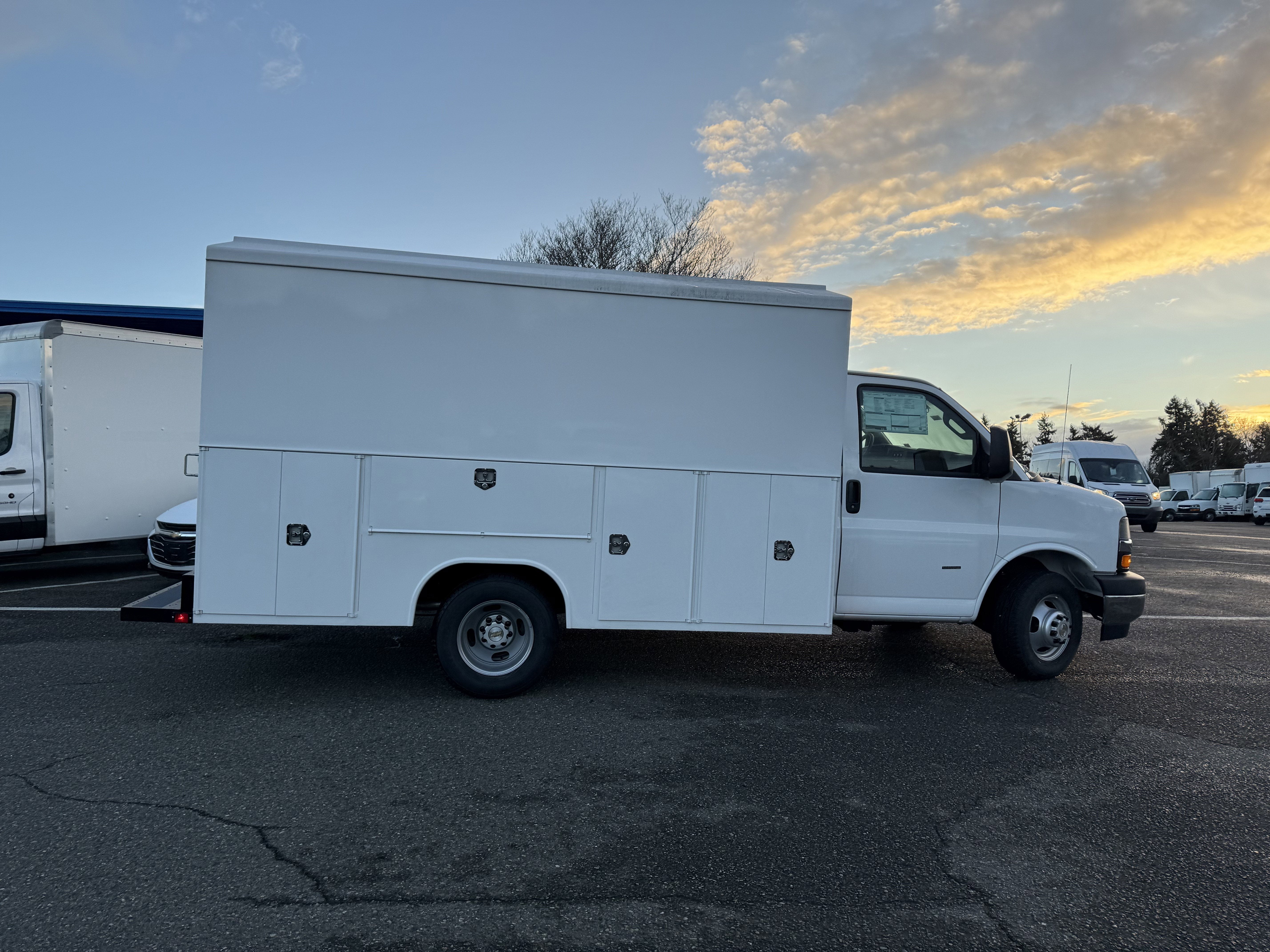 2025 Chevrolet Express Cutaway 3500 1WT