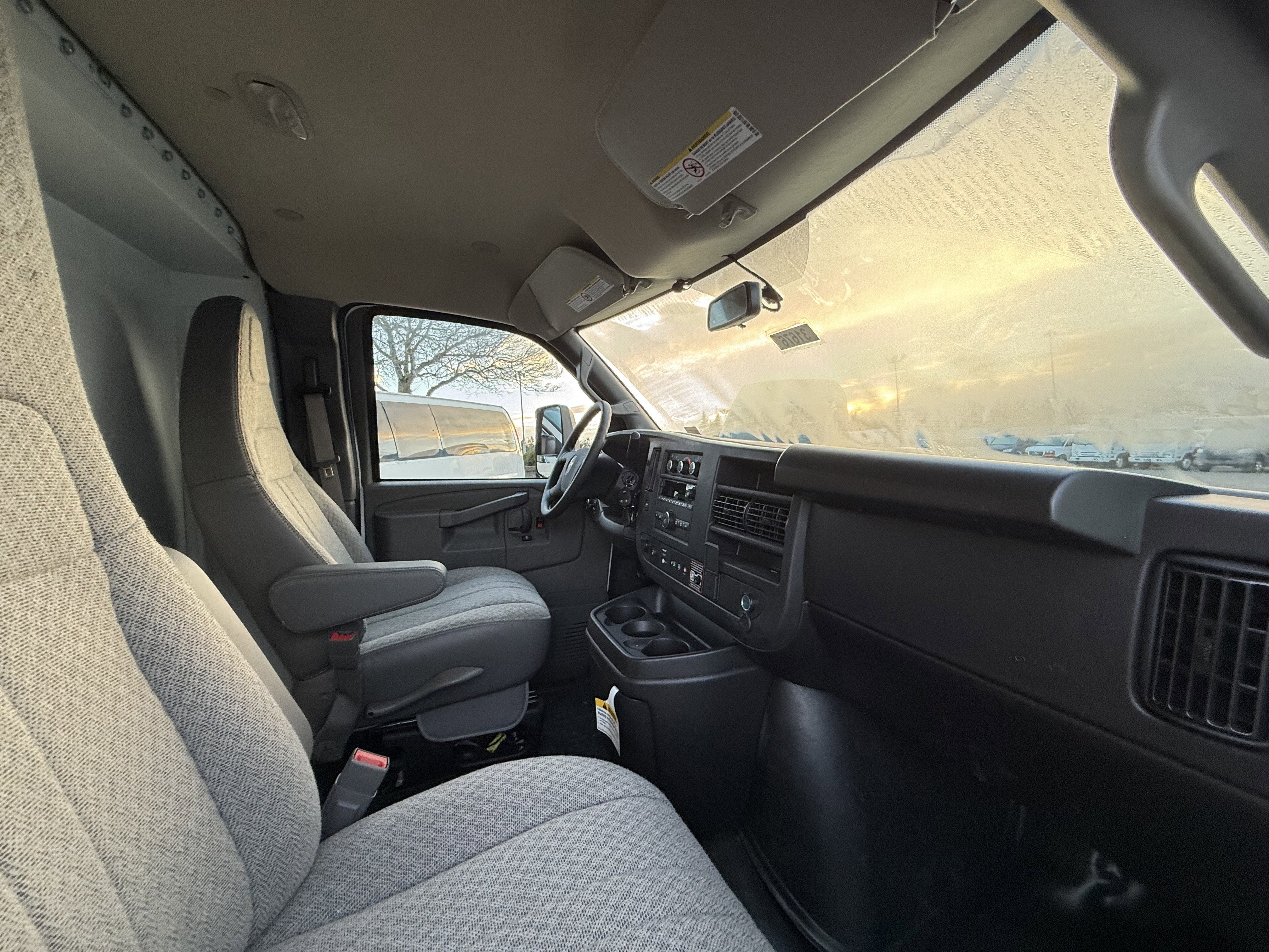 2025 Chevrolet Express Cutaway 3500 1WT